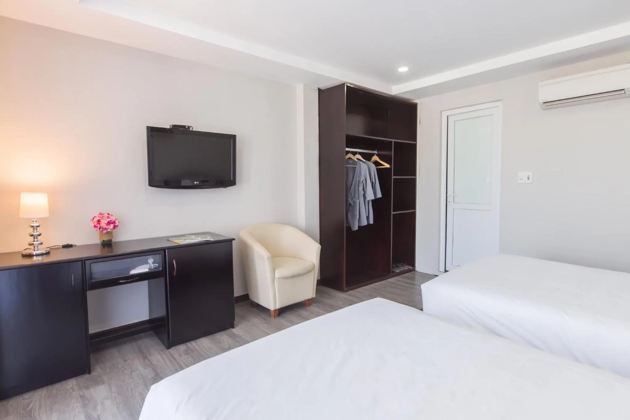 Communal lounge/ TV room, Bed in Binh Duong Resident Hotel