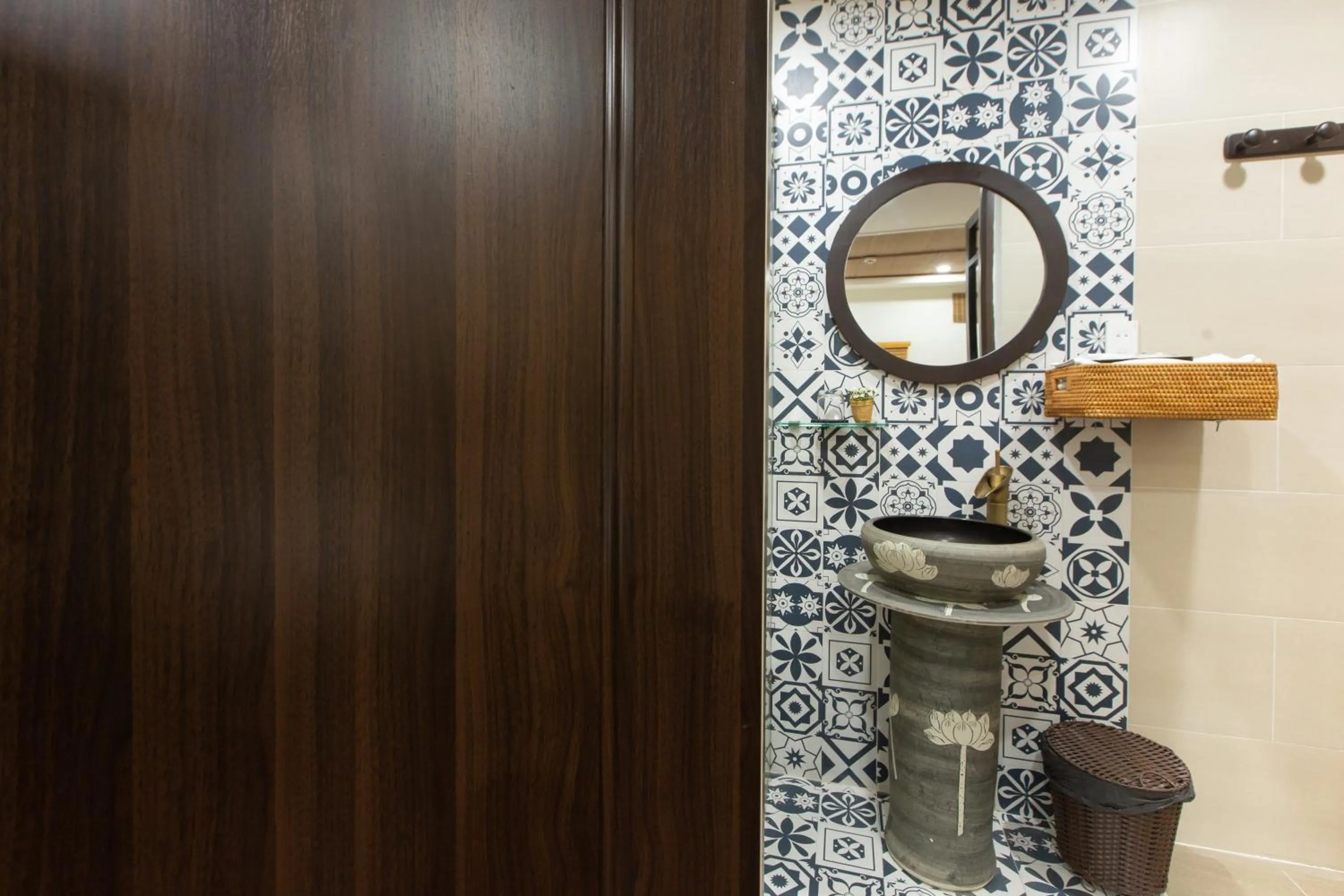 Shower in Binh Duong Resident Hotel