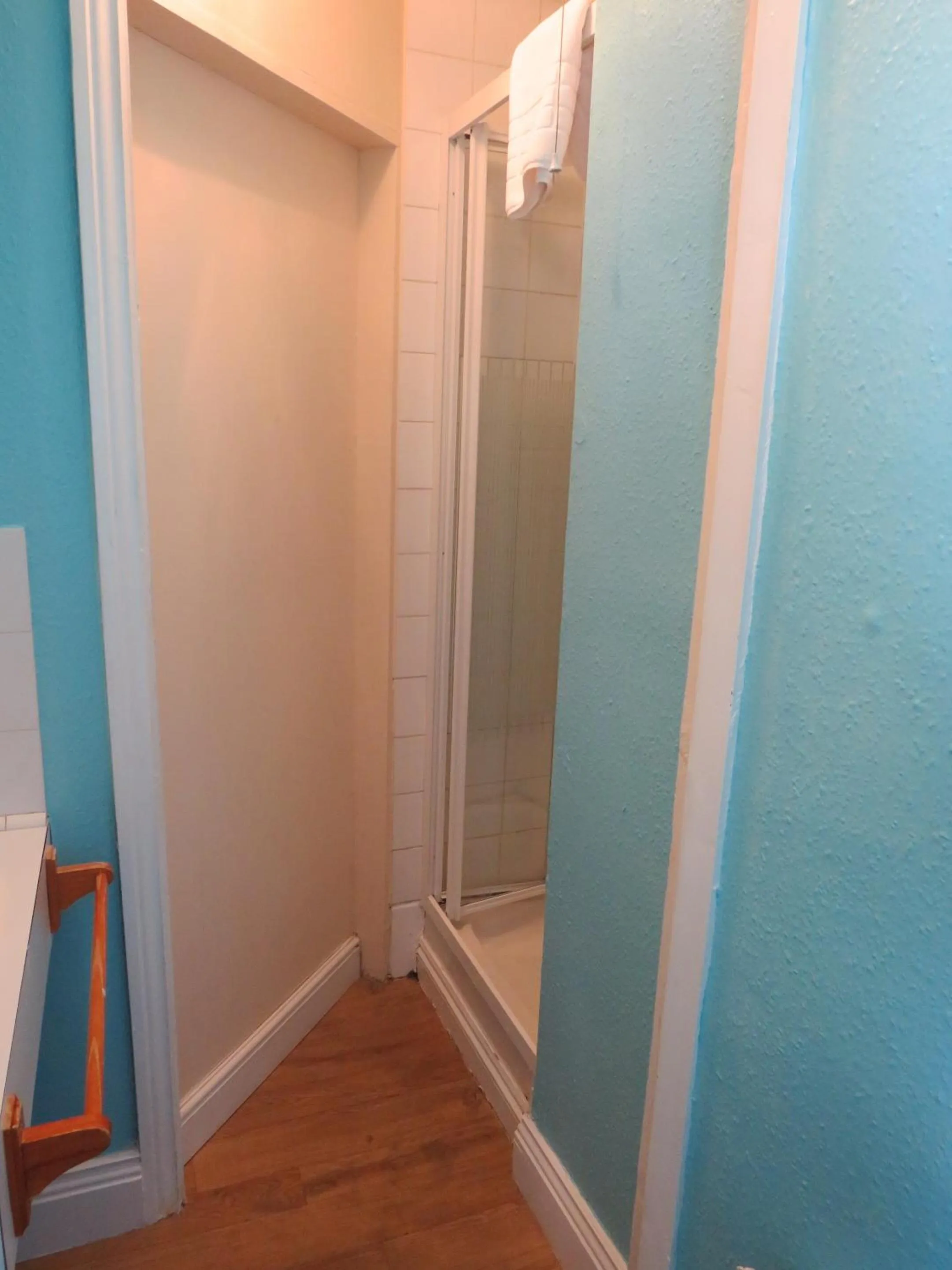 Bathroom in The Queens Arms Hotel Acomb