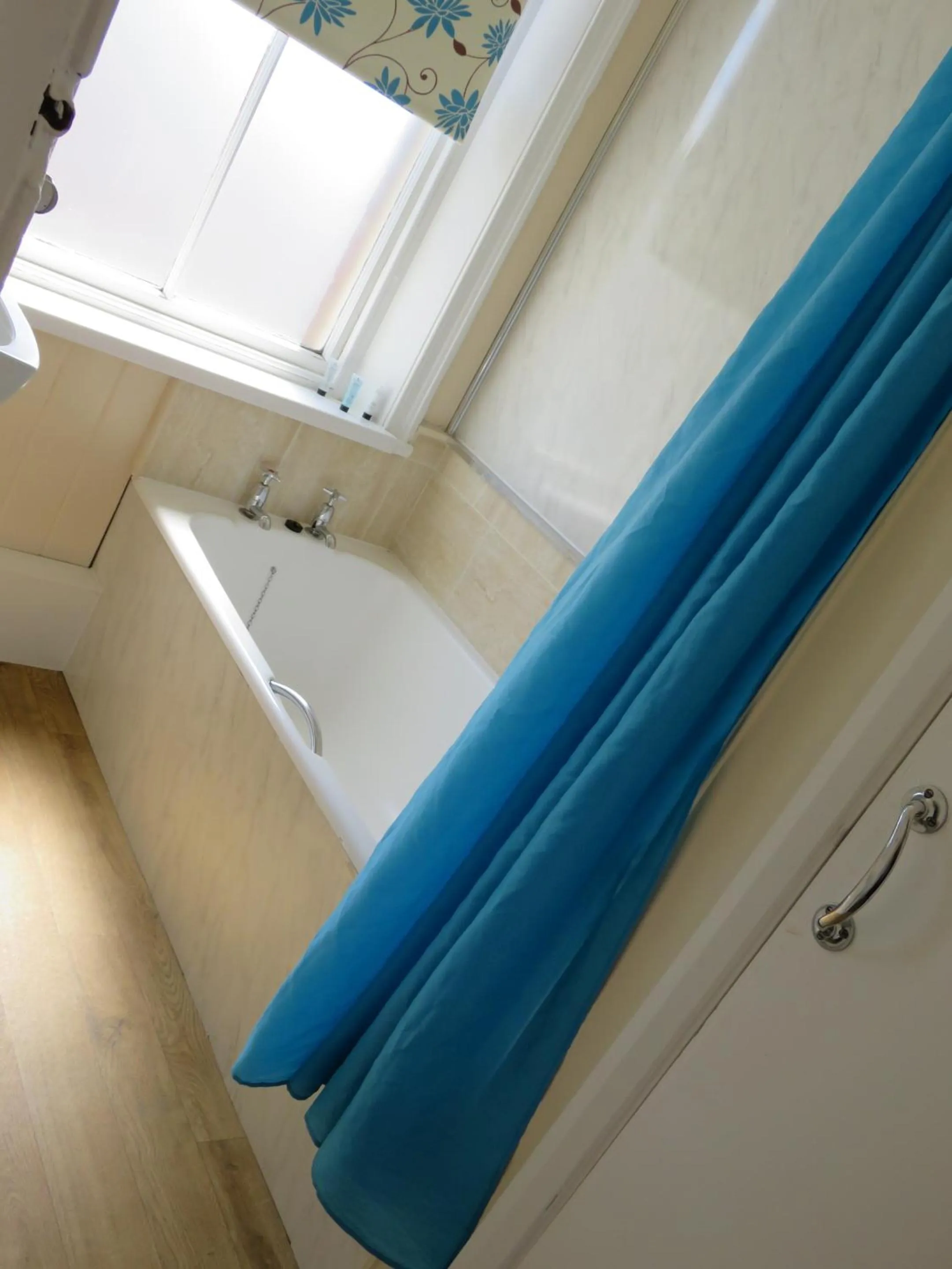 Bathroom in The Queens Arms Hotel Acomb