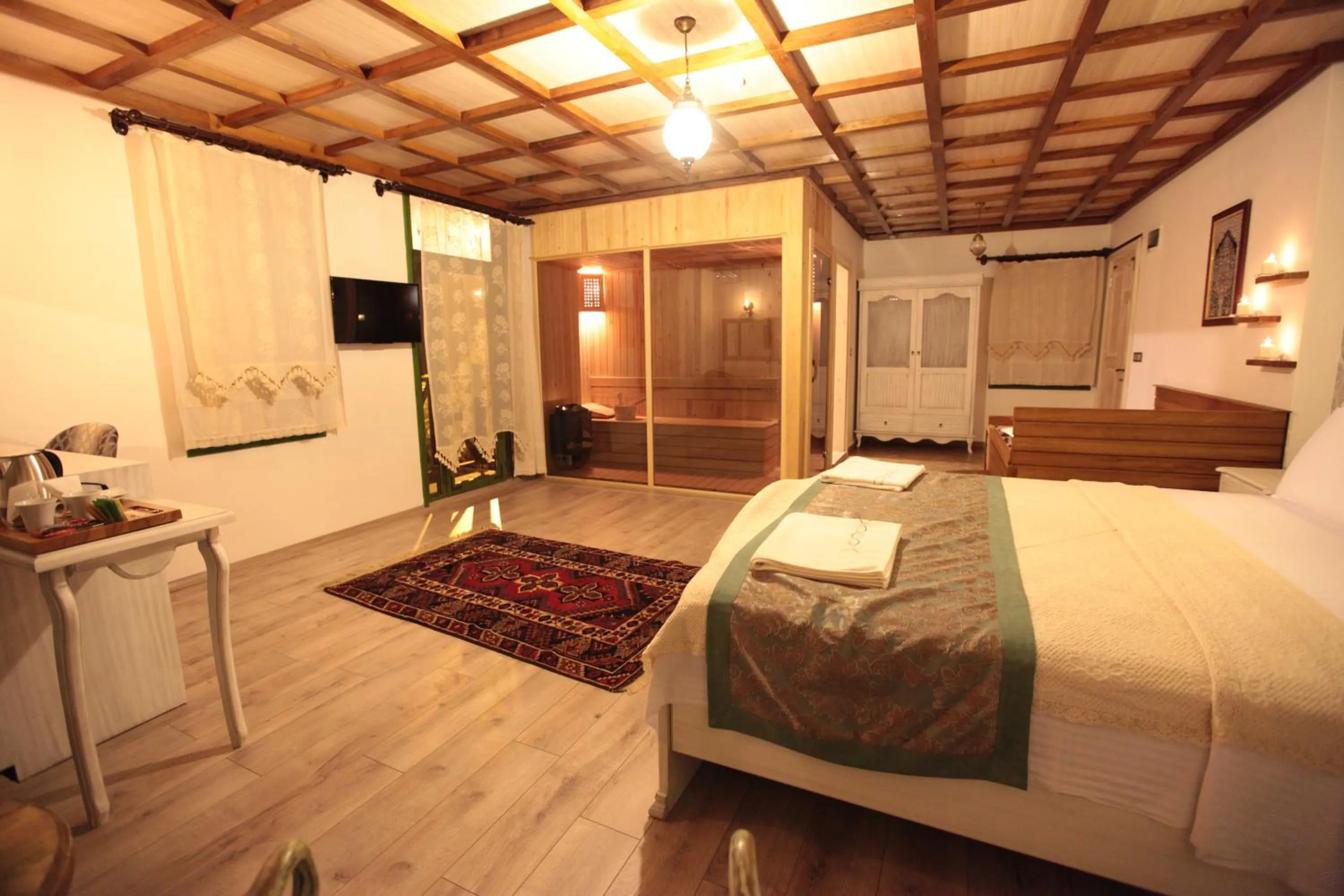 Hot Tub, Bed in Celsus Boutique Hotel