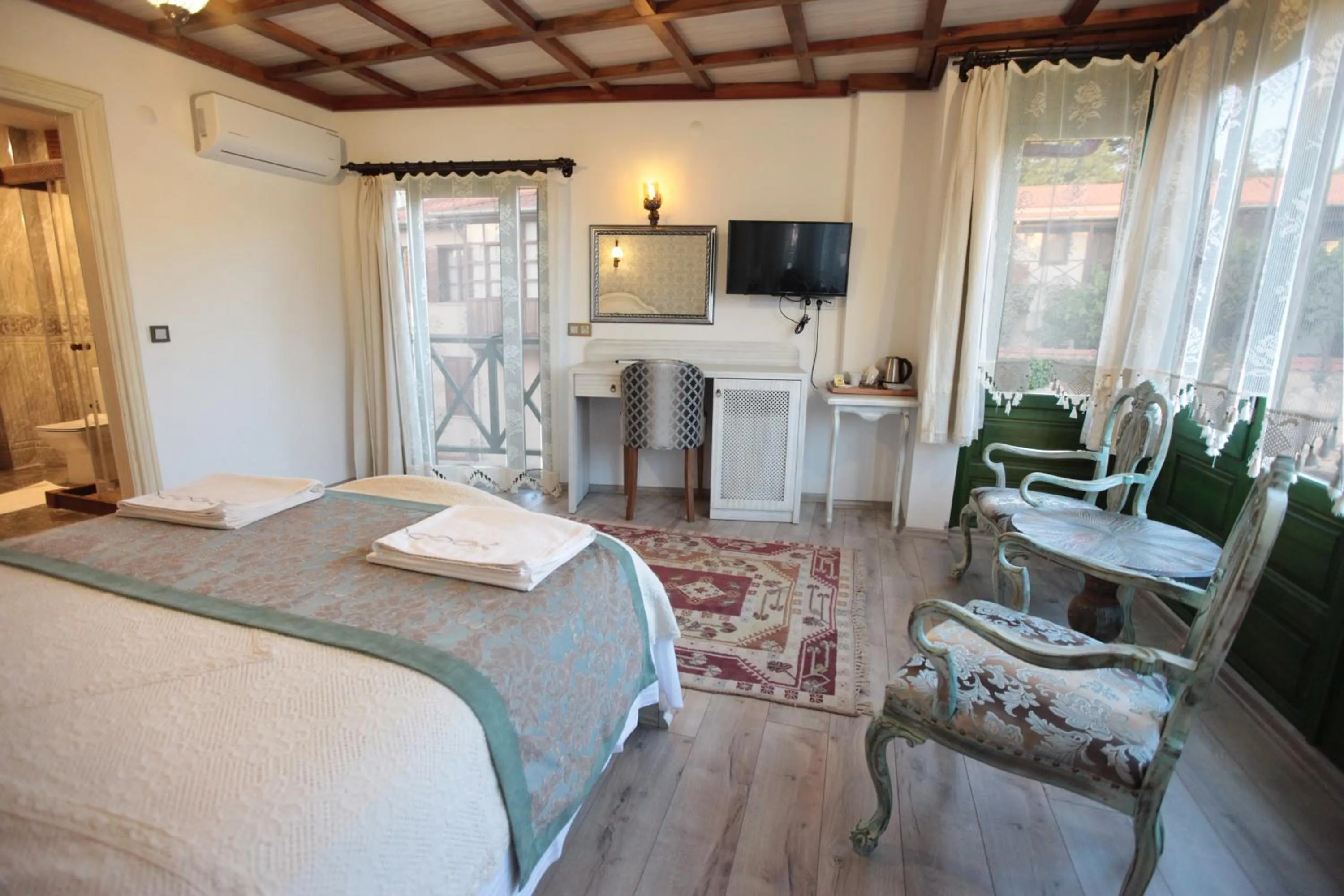 Photo of the whole room, Bed in Celsus Boutique Hotel