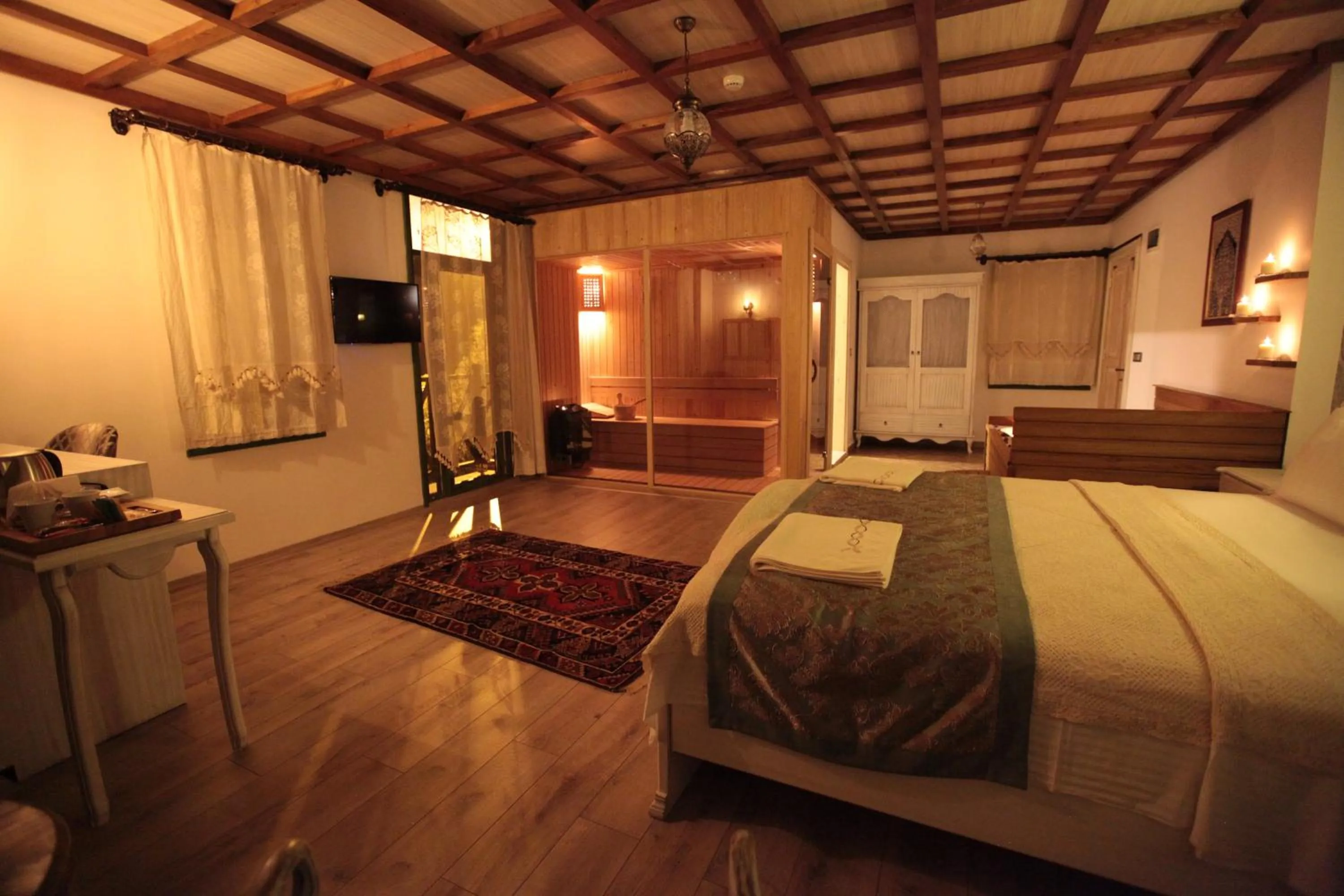 Hot Tub, Bed in Celsus Boutique Hotel