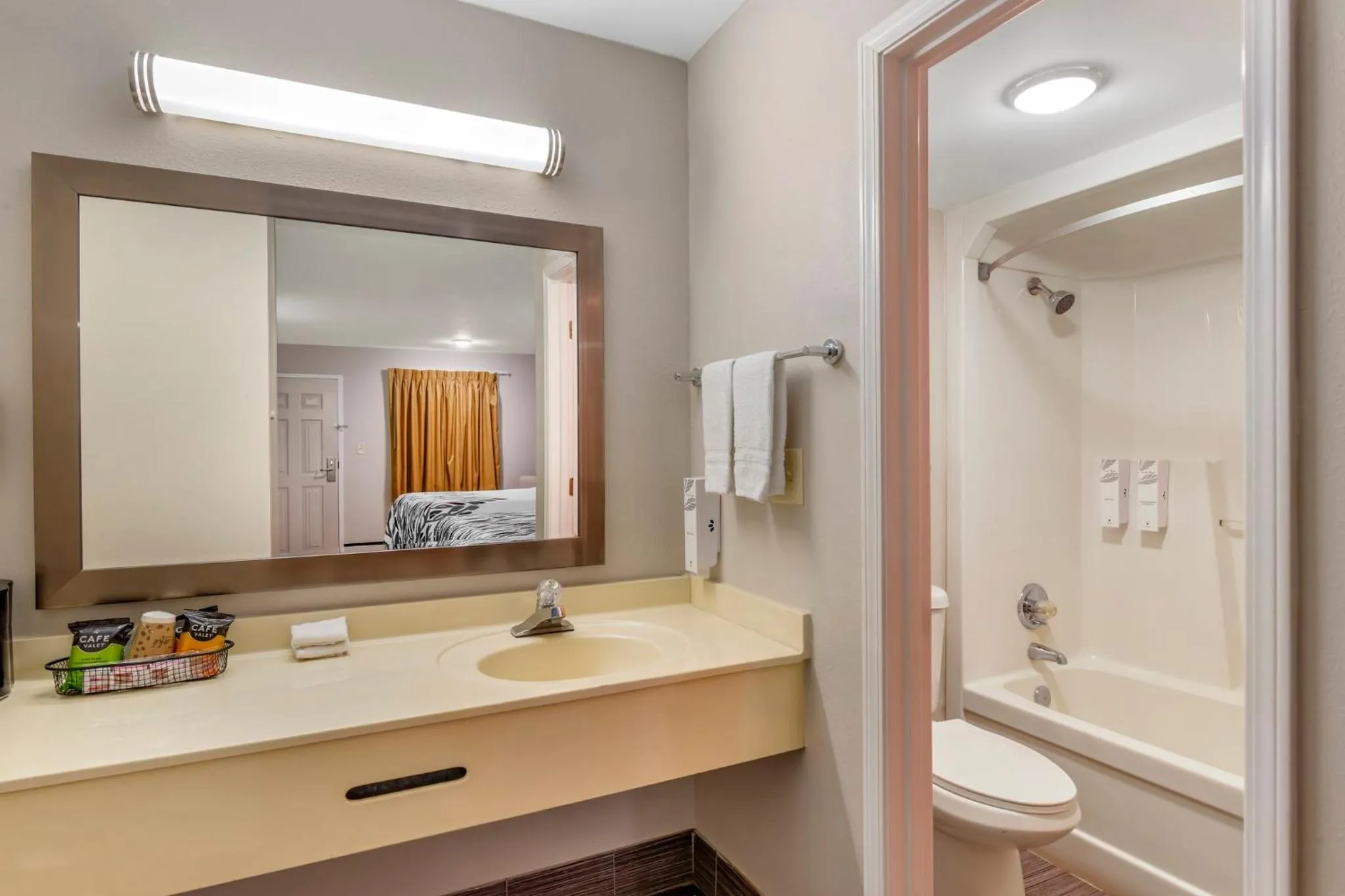 Bathroom in Red Roof Inn Atlanta - Kennesaw State University