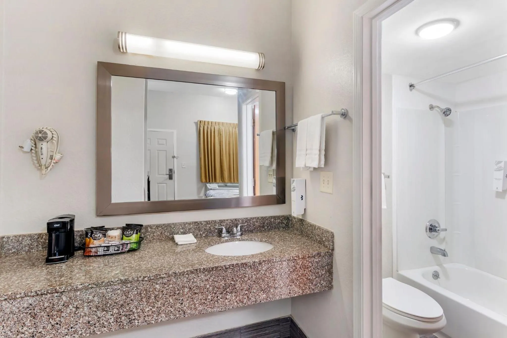 Bathroom in Red Roof Inn Atlanta - Kennesaw State University