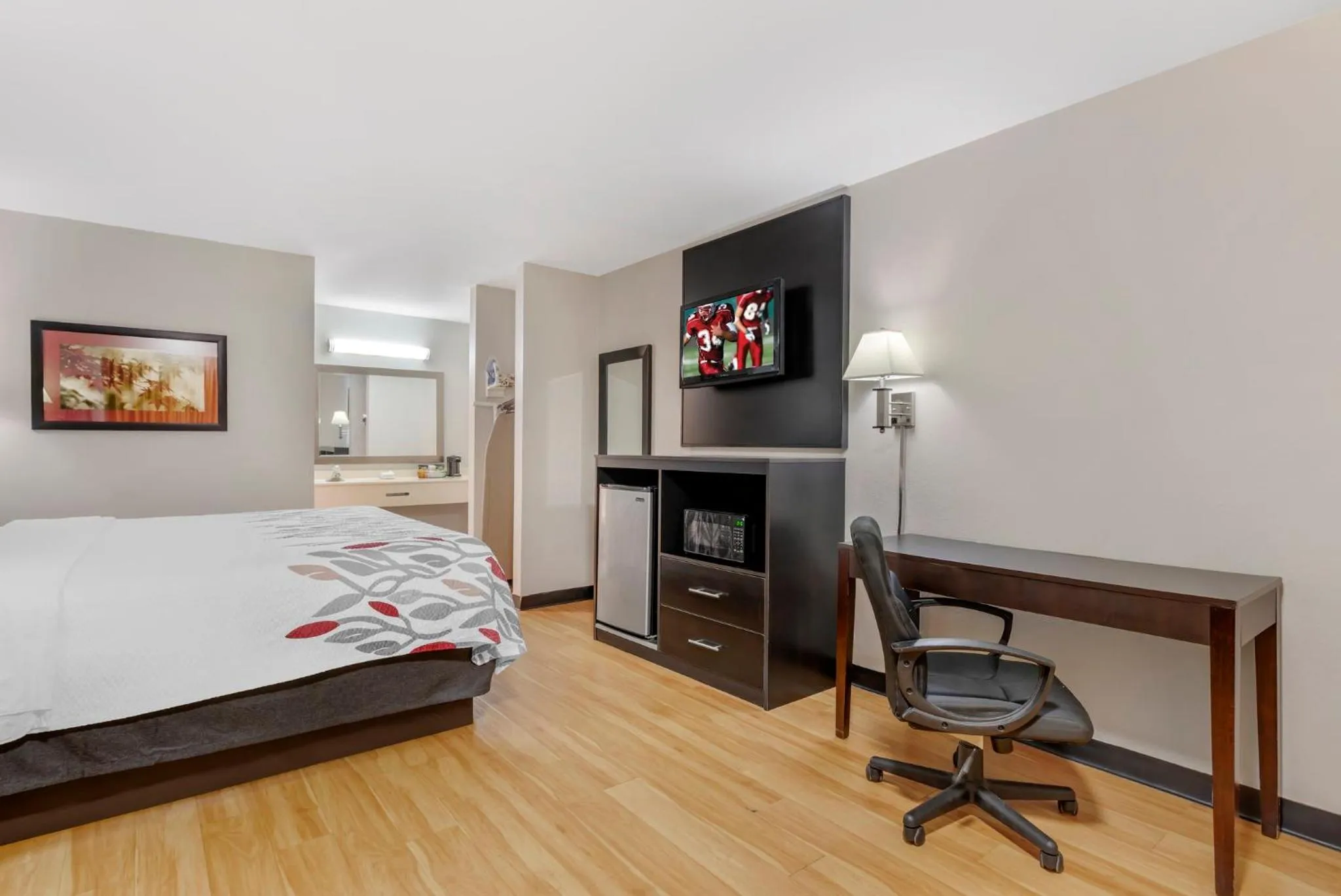 Bedroom, Bed in Red Roof Inn Atlanta - Kennesaw State University