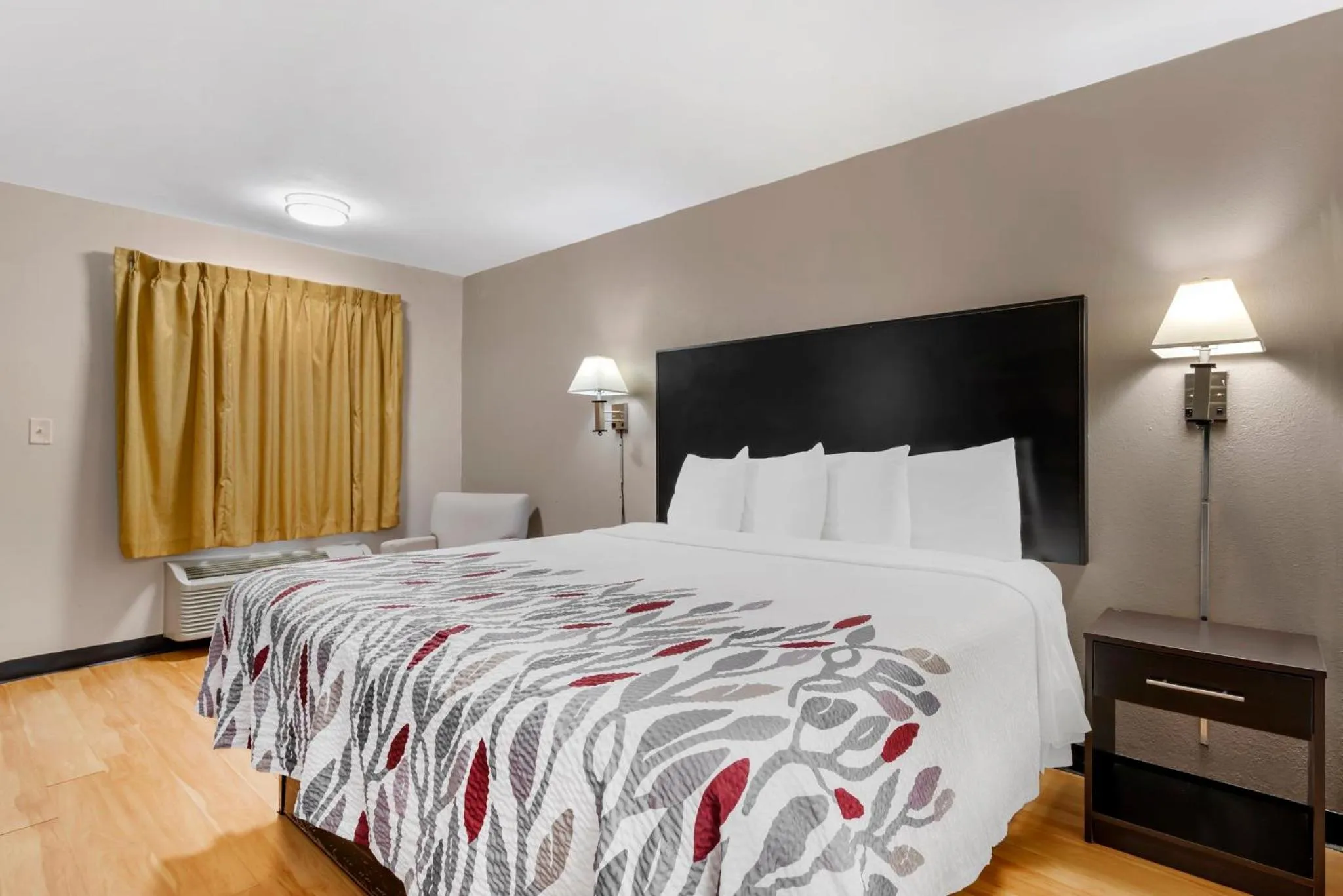 Bedroom, Bed in Red Roof Inn Atlanta - Kennesaw State University