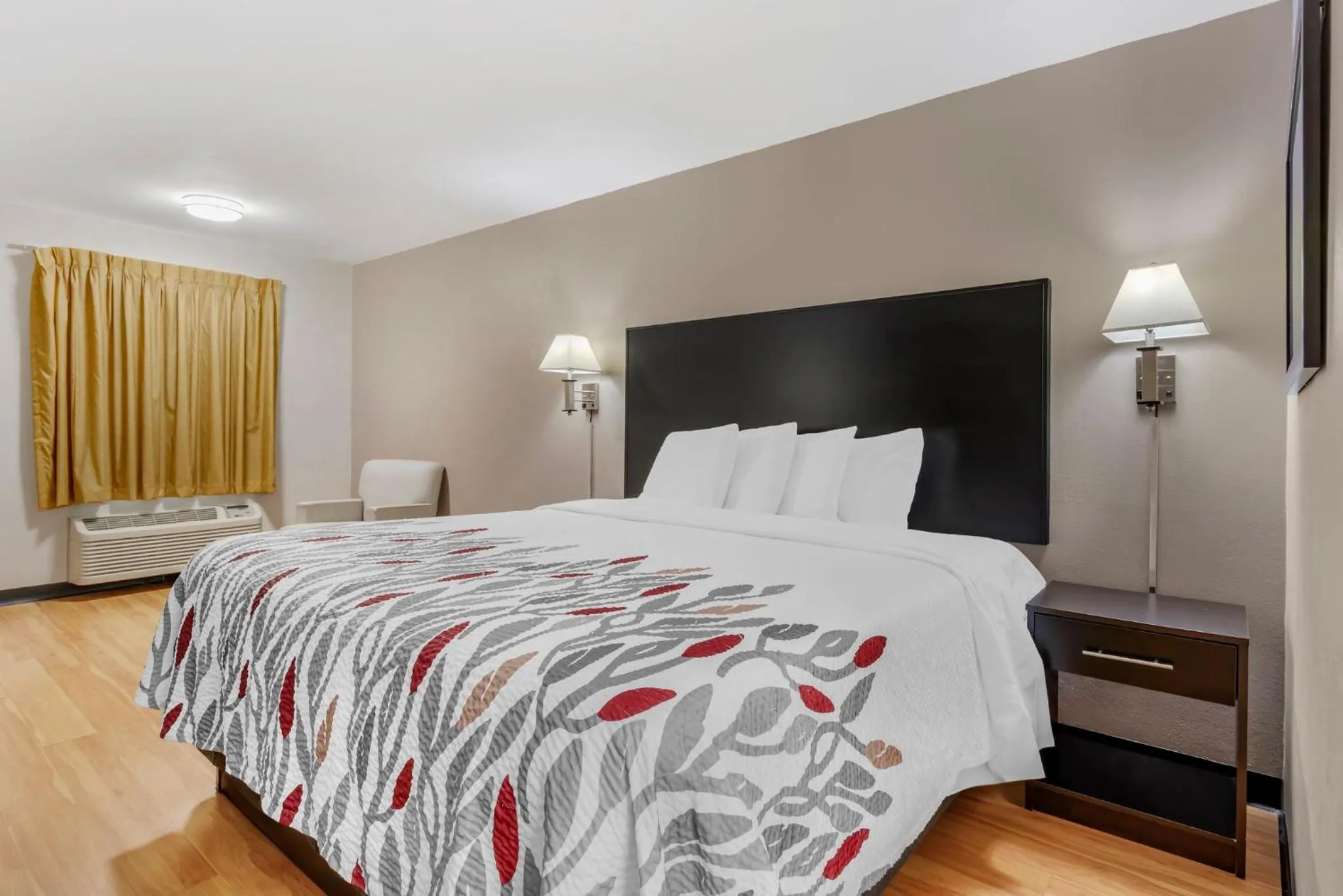 Bedroom, Bed in Red Roof Inn Atlanta - Kennesaw State University