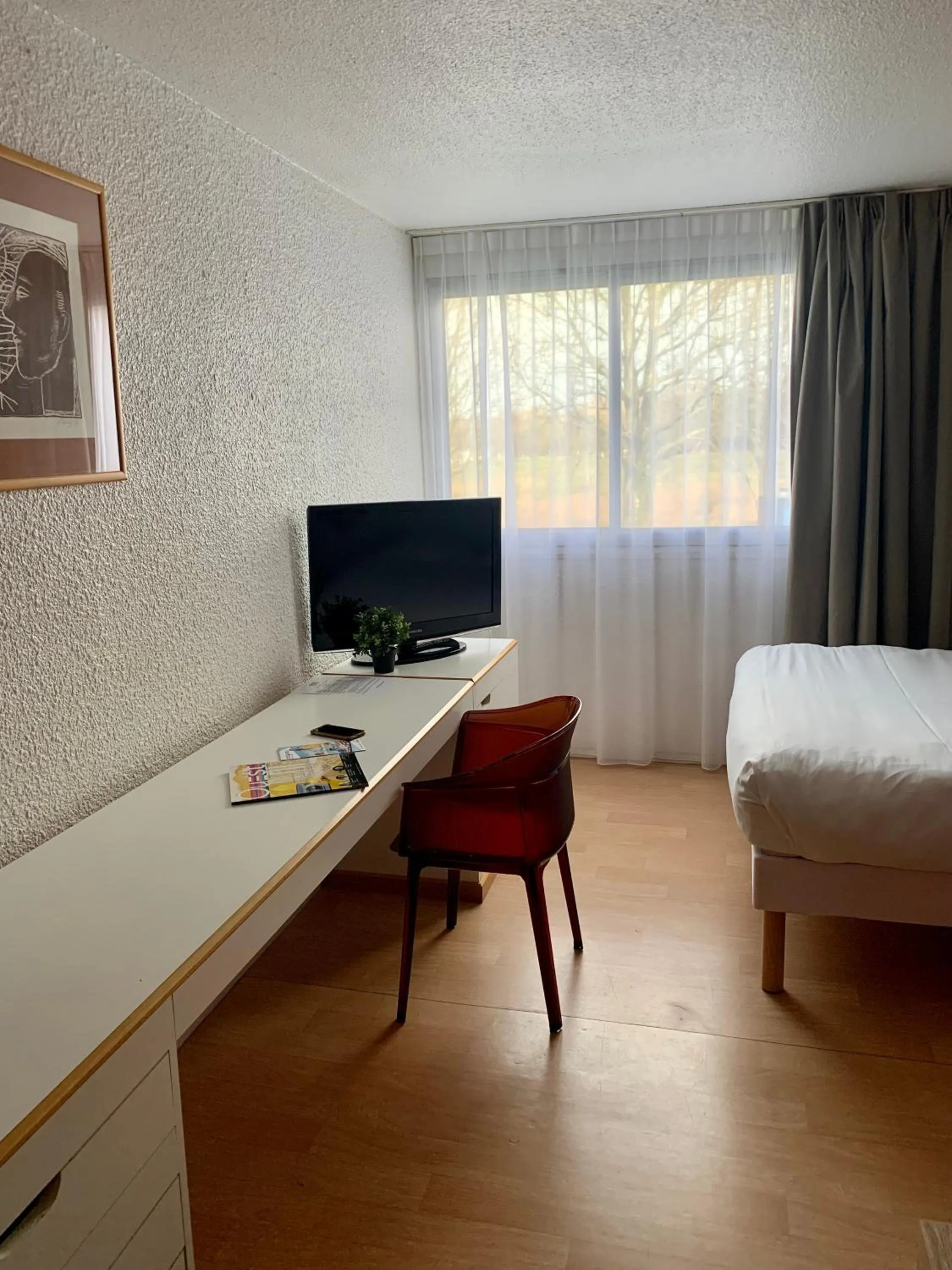 Seating area, Bed in Lorient Résidence