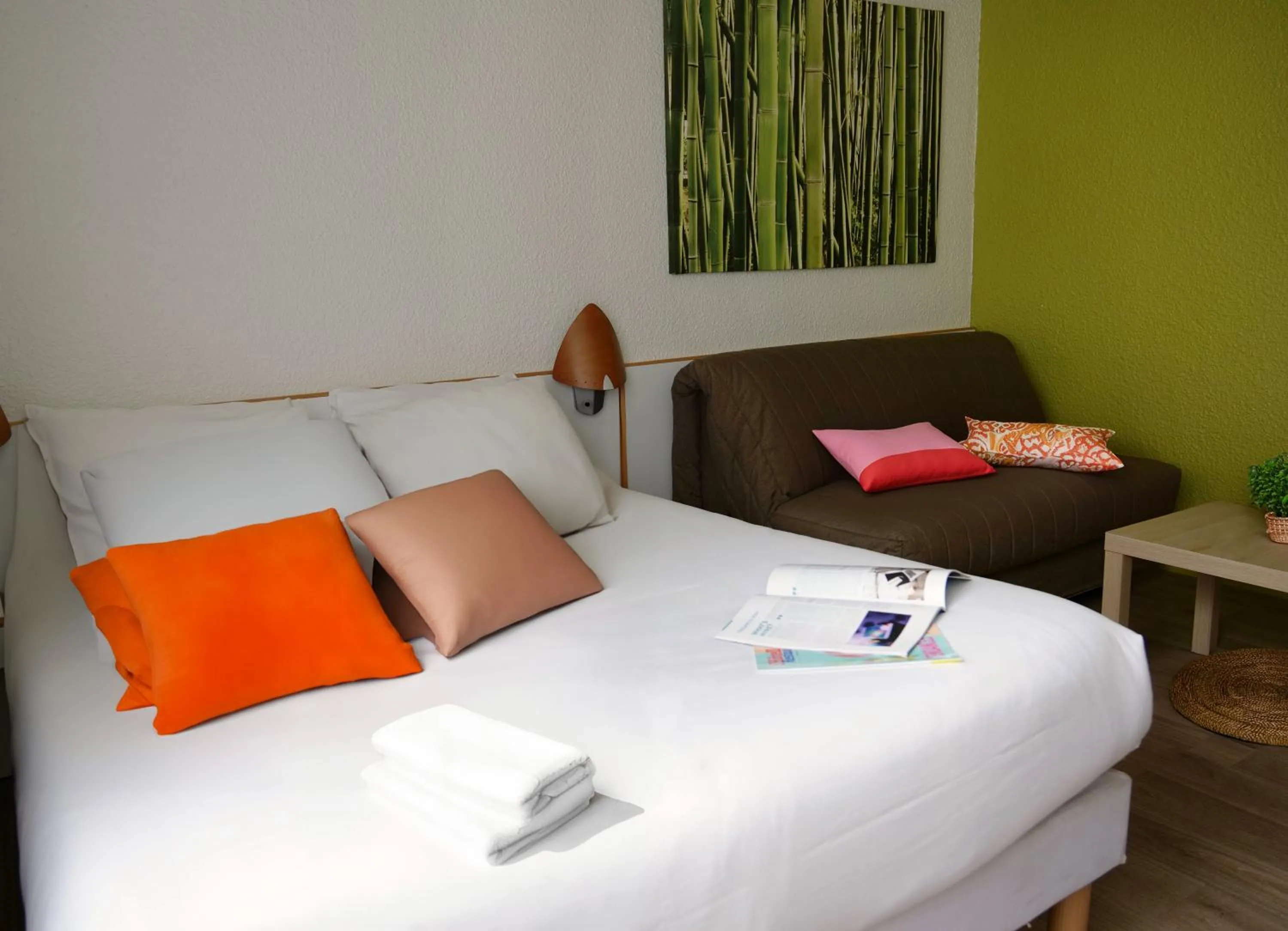 Living room, Bed in Lorient Résidence