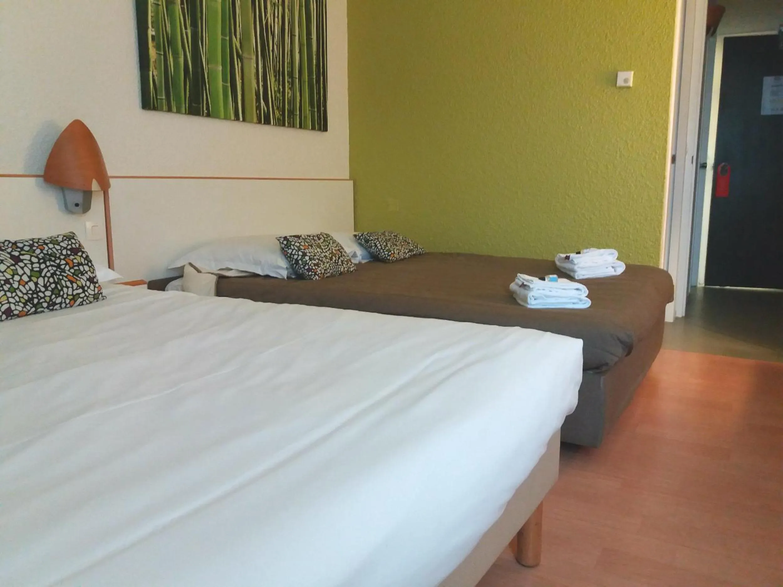 young children, Bed in Lorient Résidence