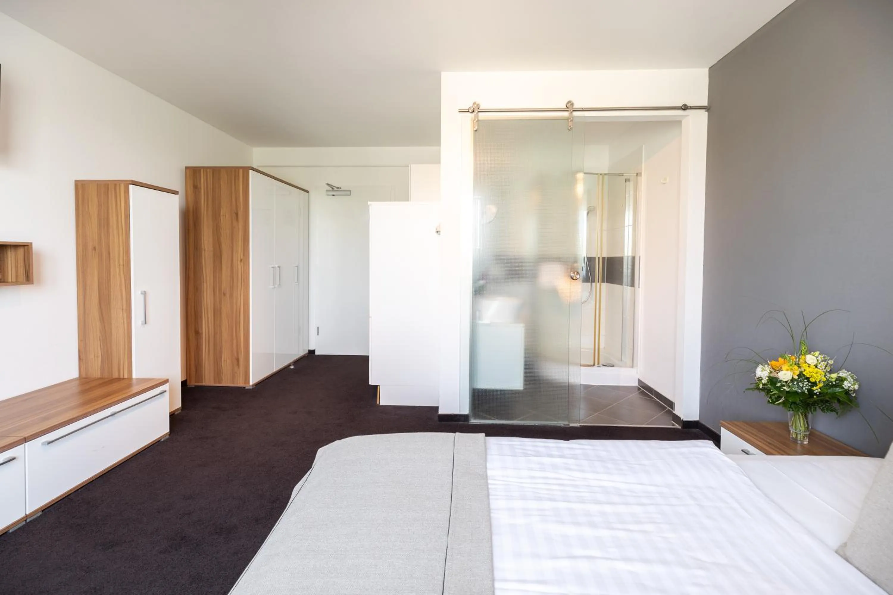 Shower, Bed in Hotel Aviva