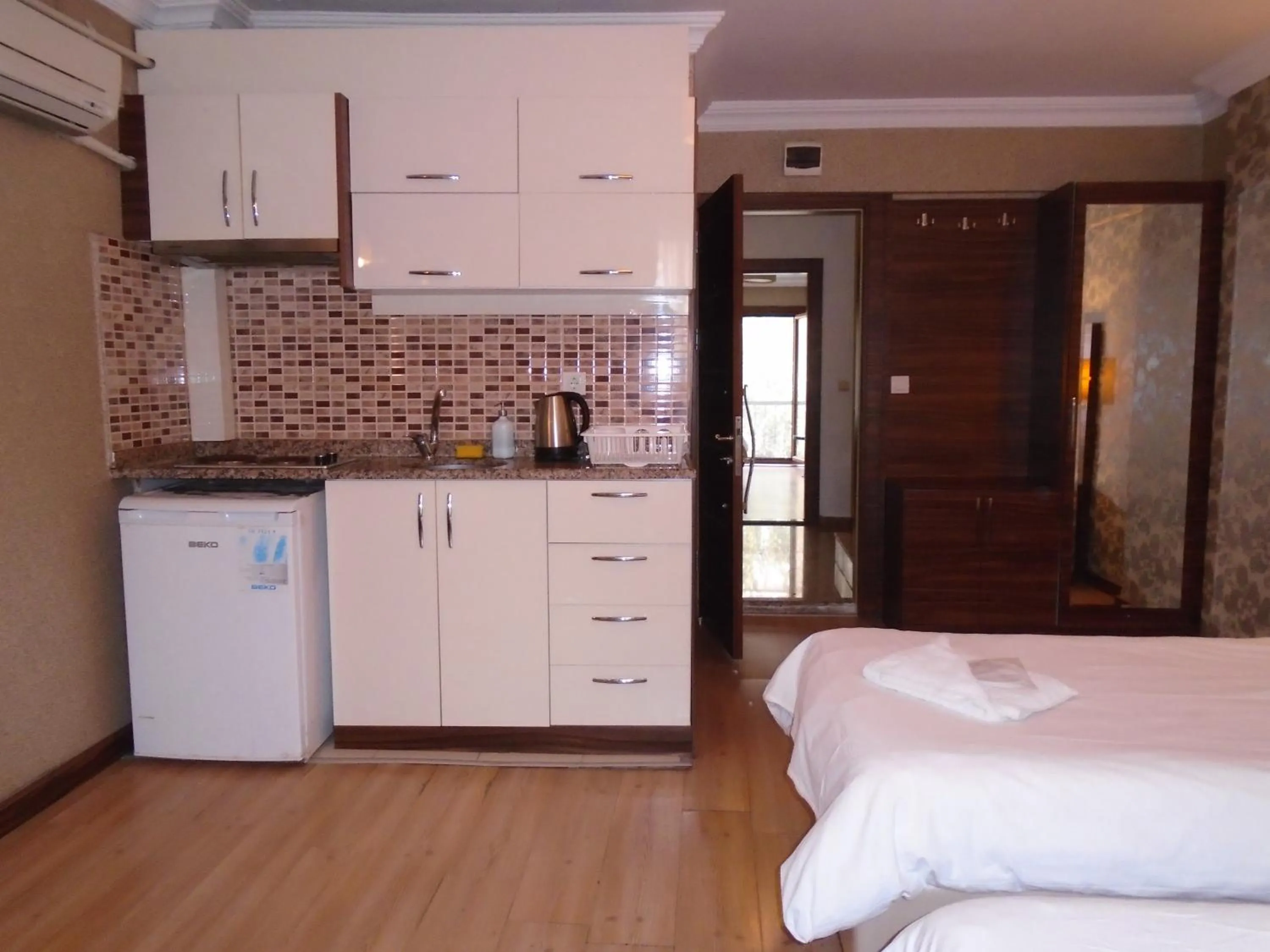 Kitchen or kitchenette, Bed in City House