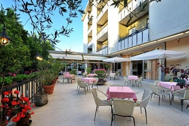 Patio in Hotel Miramare Et De La Ville