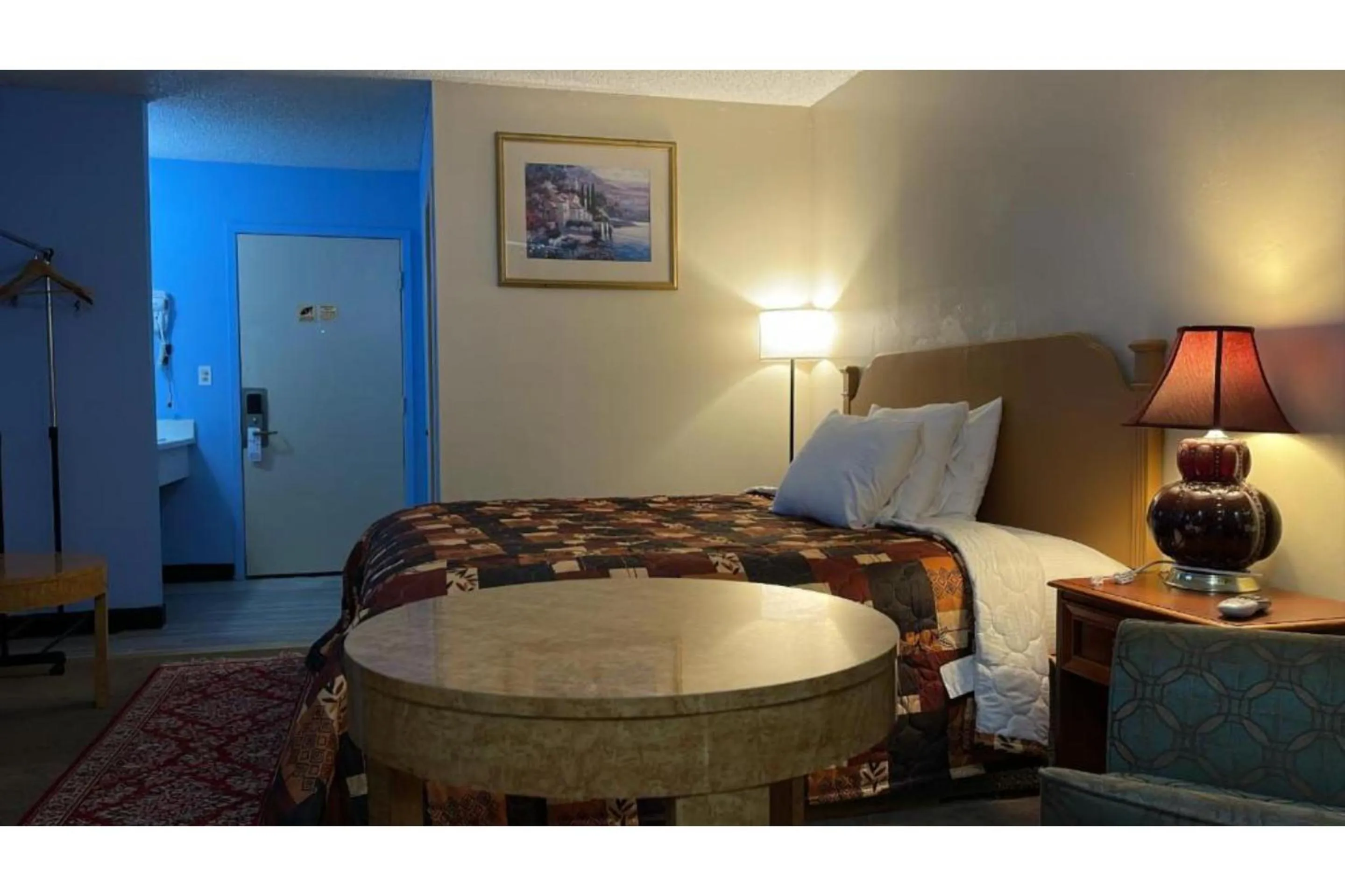 Bedroom, Bed in Lake Country Inn