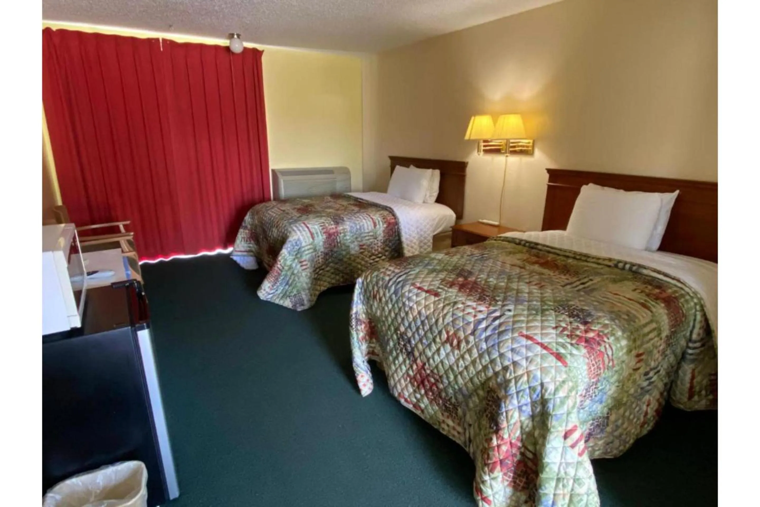 Bedroom, Bed in Lake Country Inn