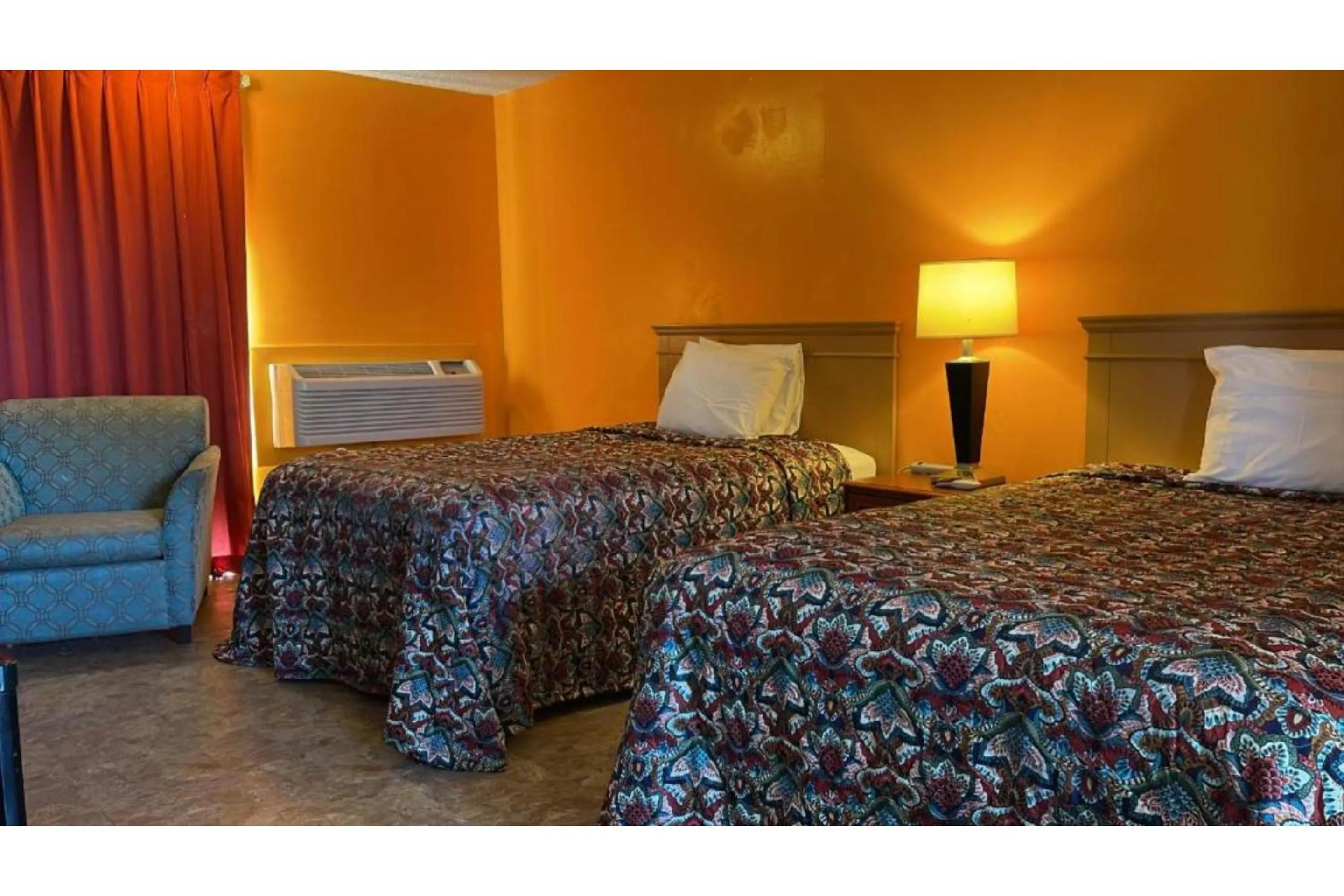 Bedroom, Bed in Lake Country Inn