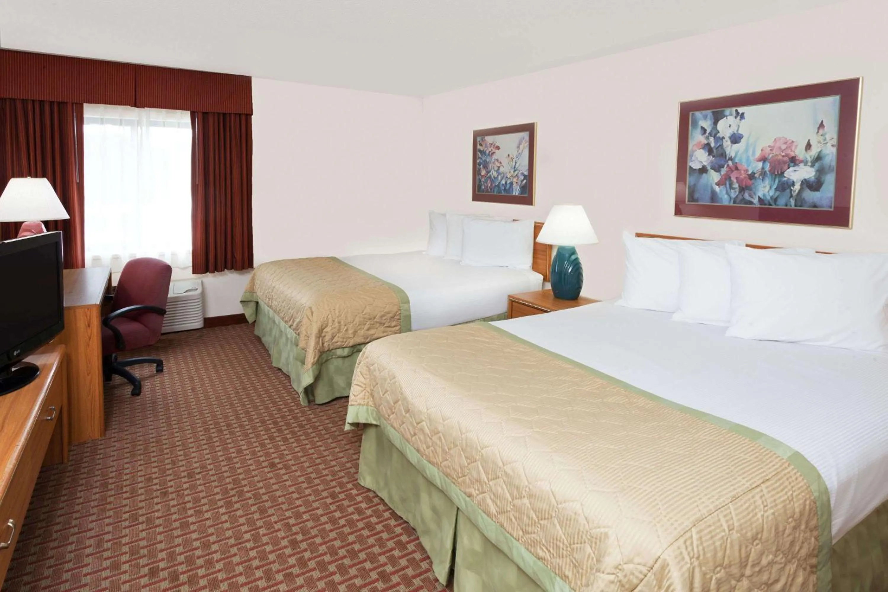 Photo of the whole room, Bed in Baymont by Wyndham St. Joseph/Stevensville