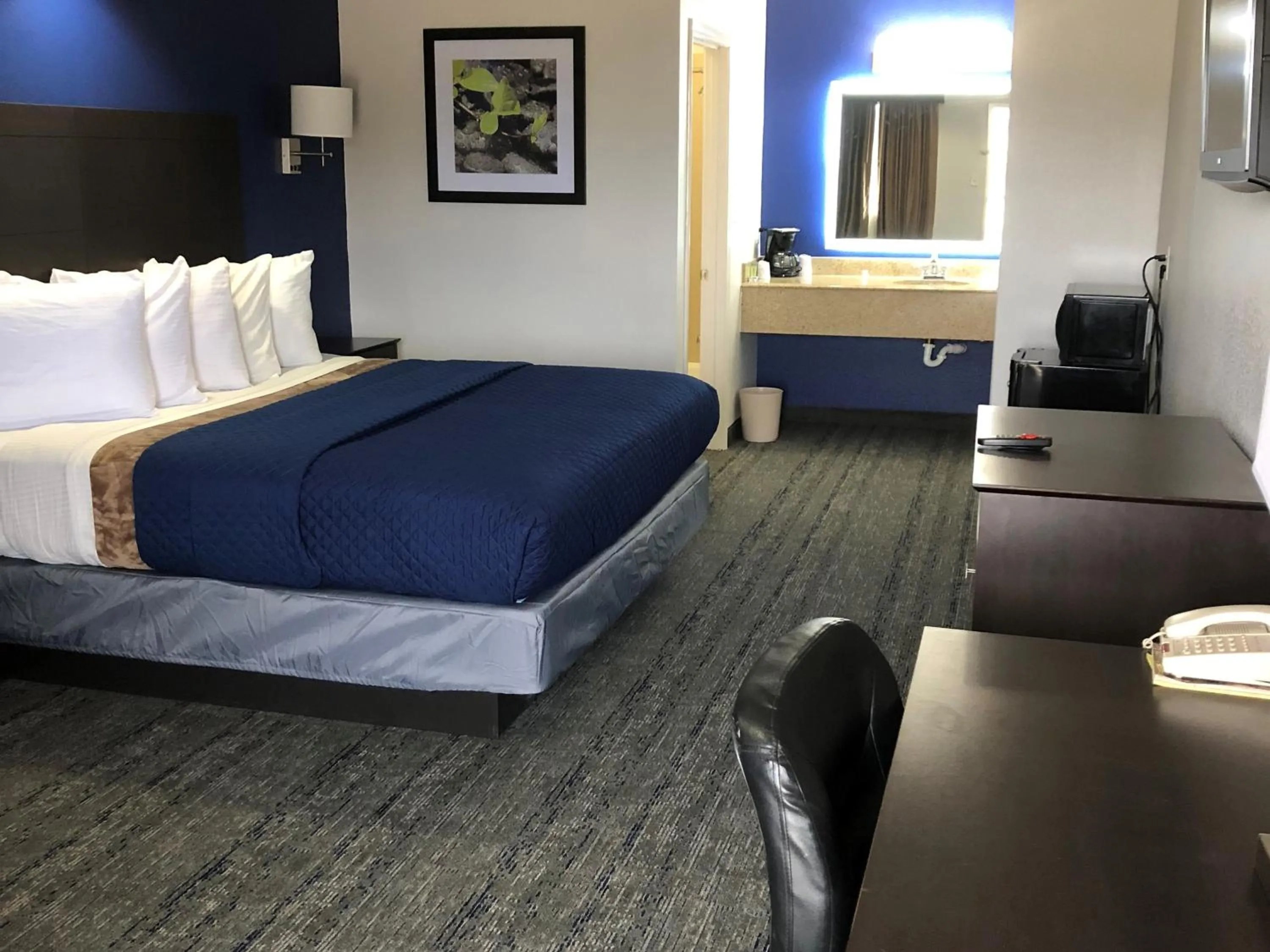 Photo of the whole room in Executive Inn and Suites Joaquin