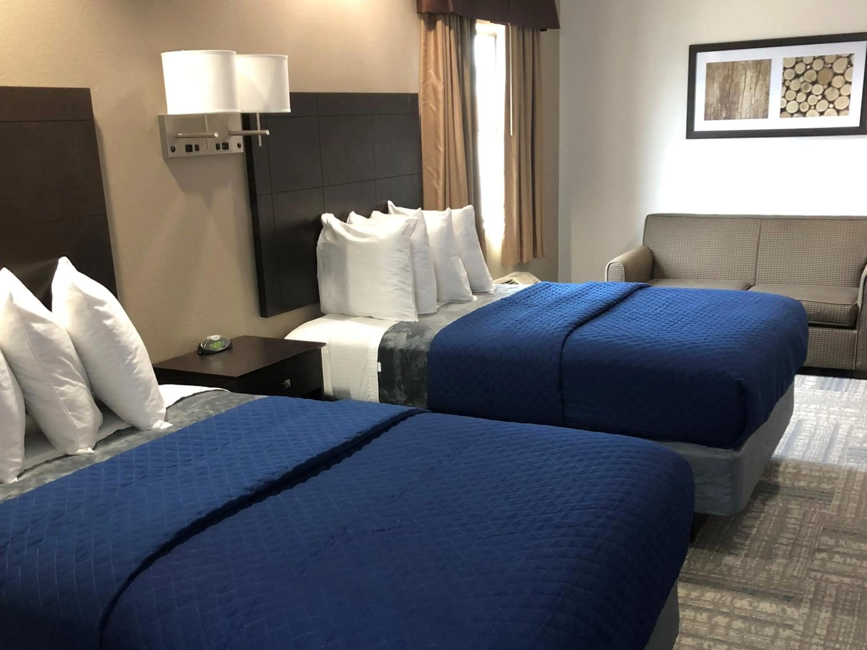 Photo of the whole room in Executive Inn and Suites Joaquin