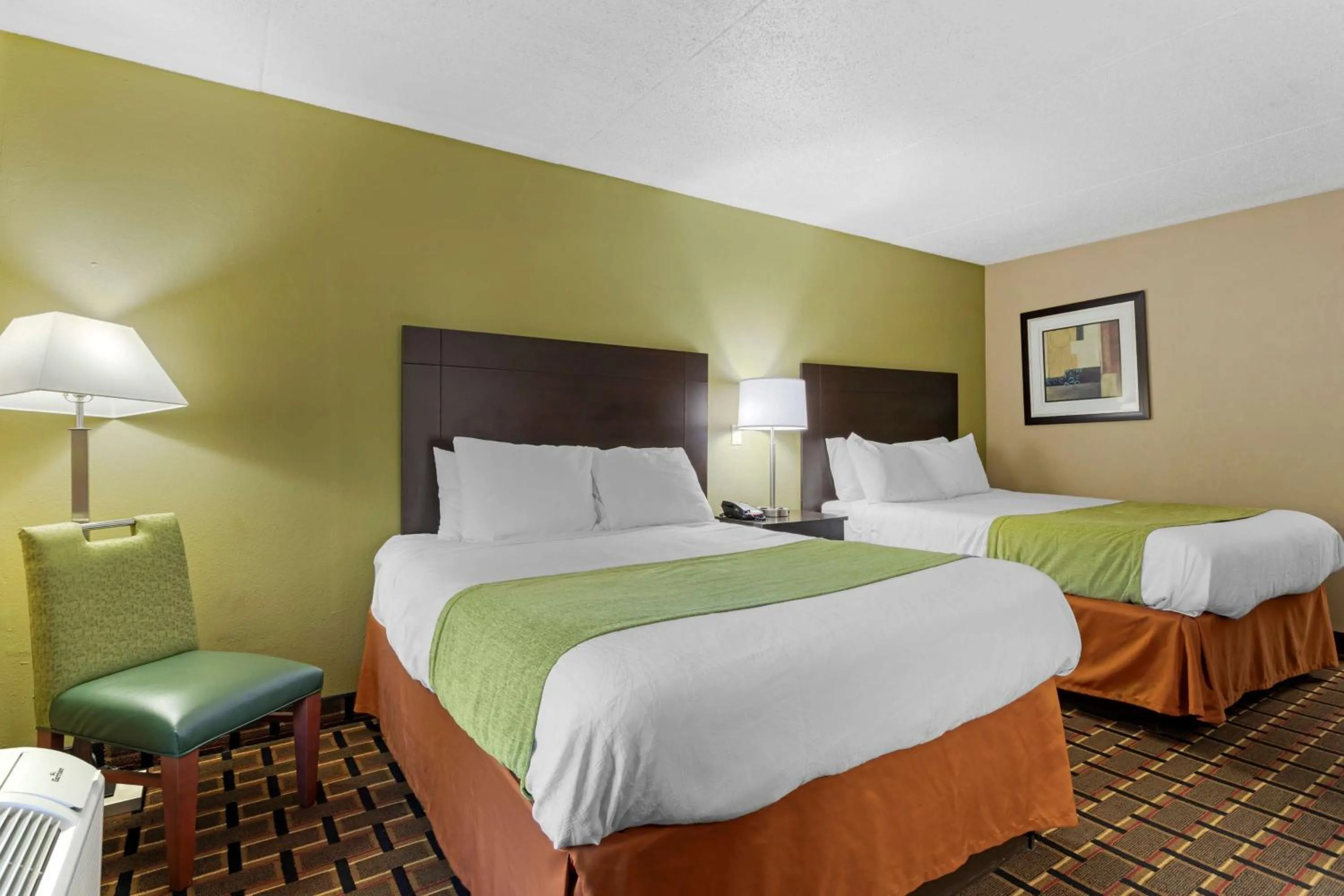 Photo of the whole room, Bed in SureStay Hotel by Best Western Lenoir City