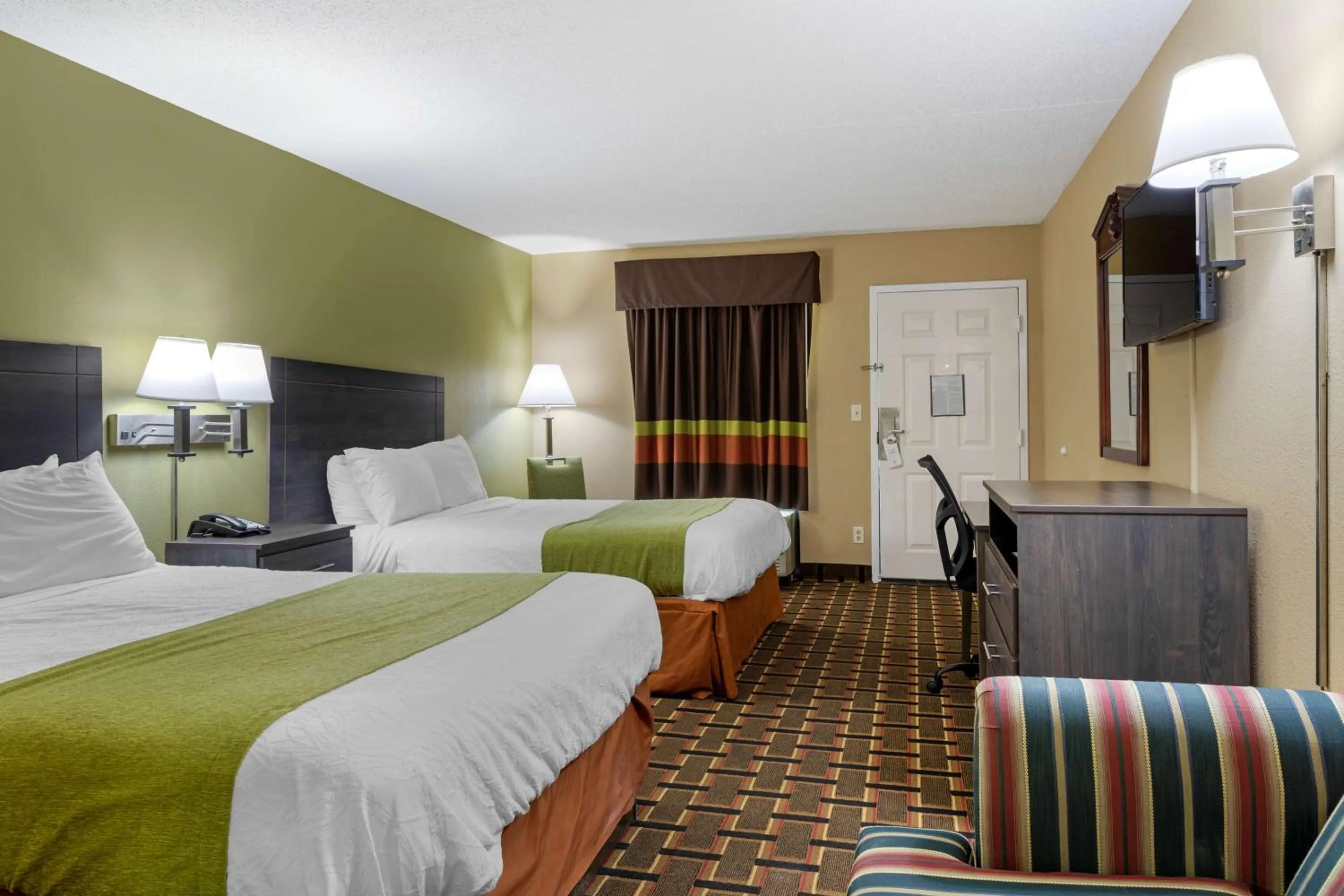 Photo of the whole room, Bed in SureStay Hotel by Best Western Lenoir City