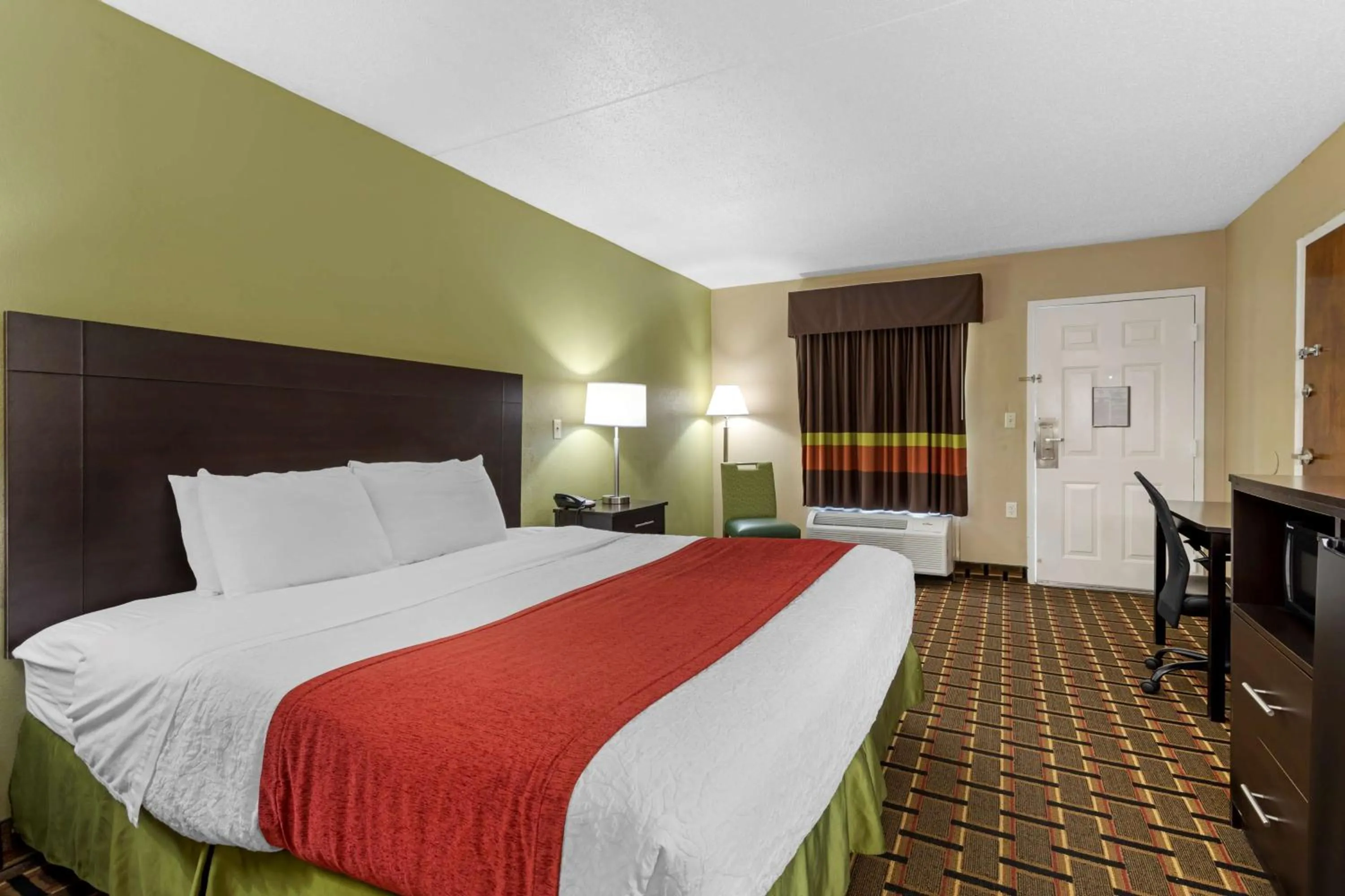 Photo of the whole room, Bed in SureStay Hotel by Best Western Lenoir City