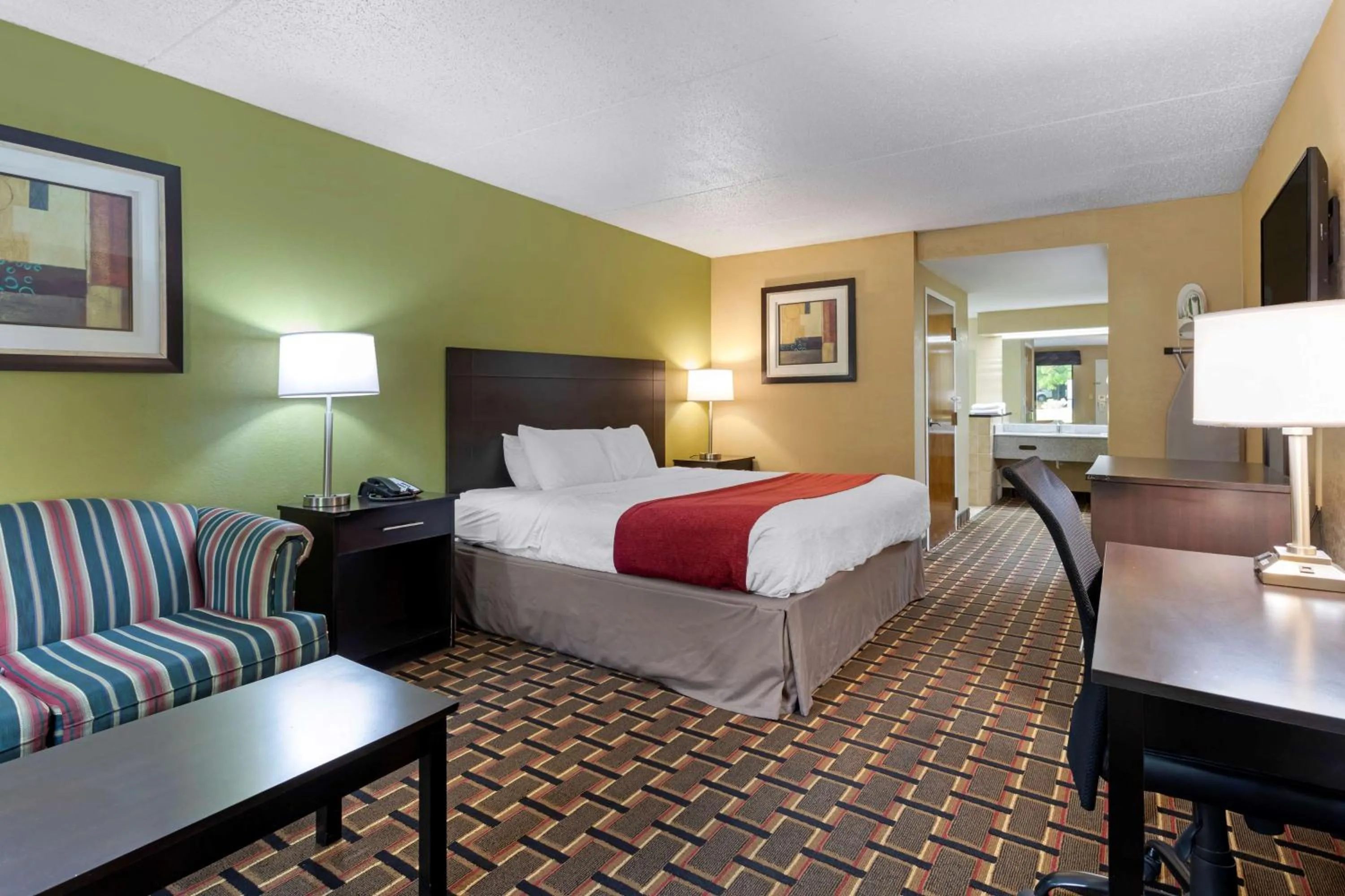 Photo of the whole room, Bed in SureStay Hotel by Best Western Lenoir City