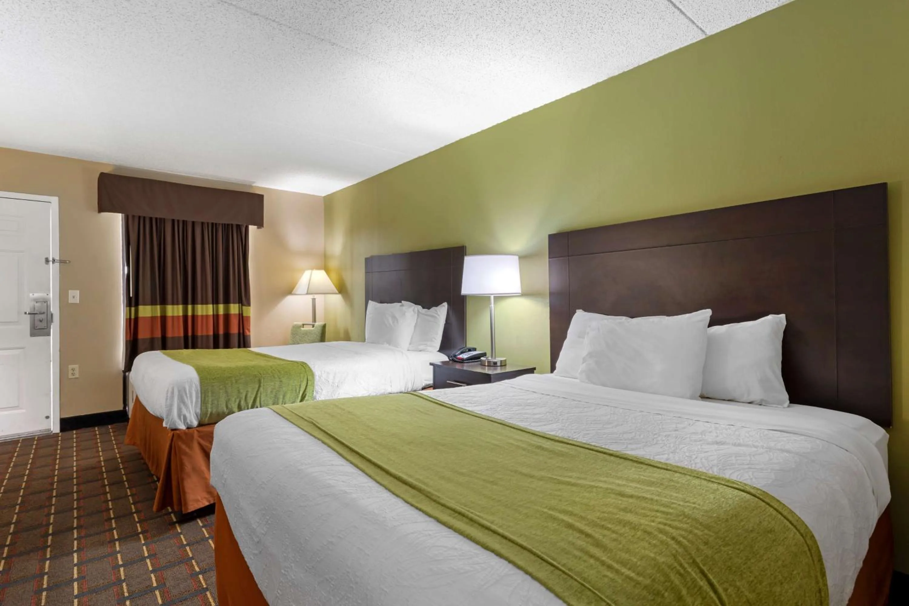 Photo of the whole room, Bed in SureStay Hotel by Best Western Lenoir City