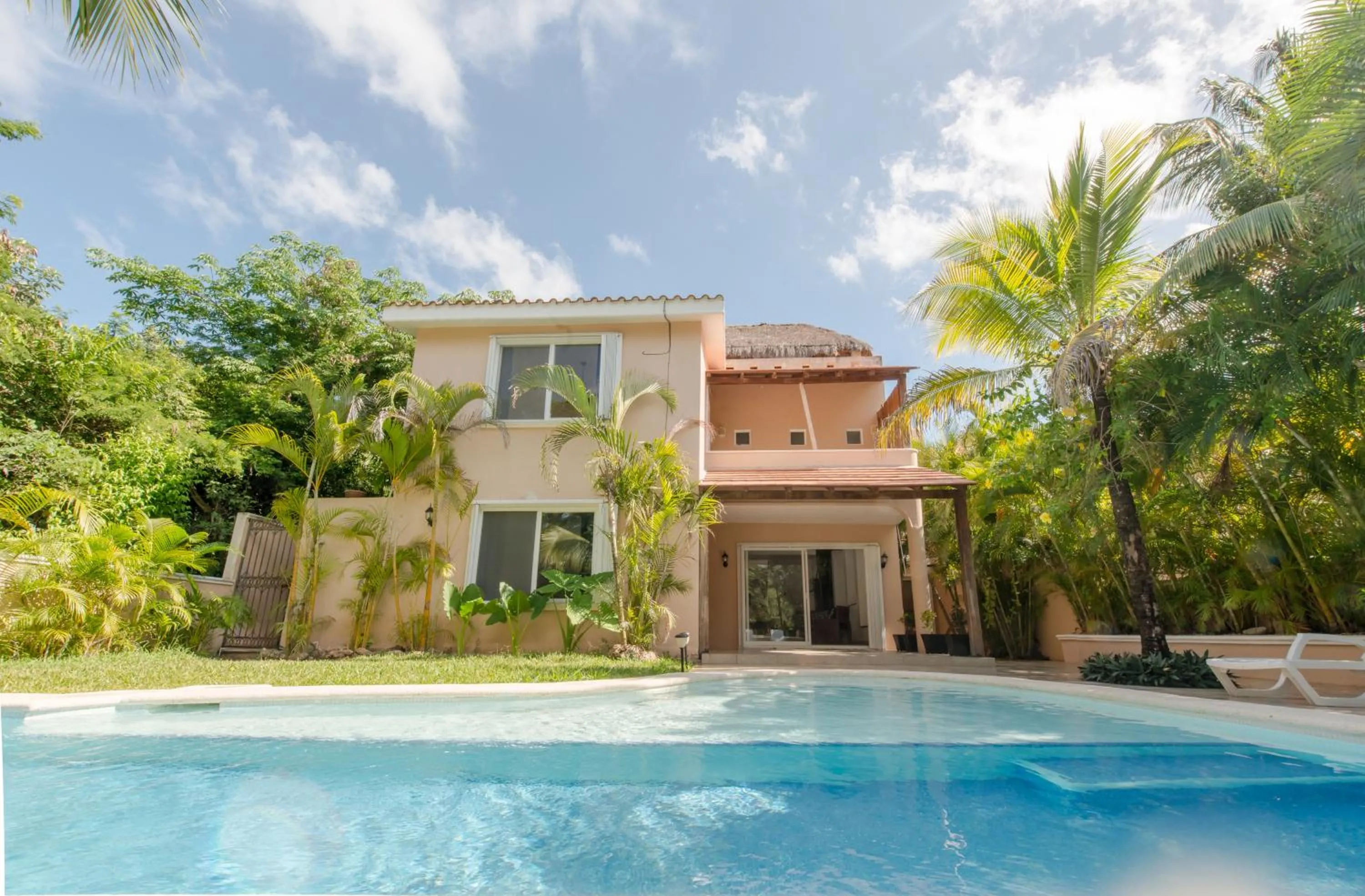 Swimming pool in Villas Picalu Studios & Suites