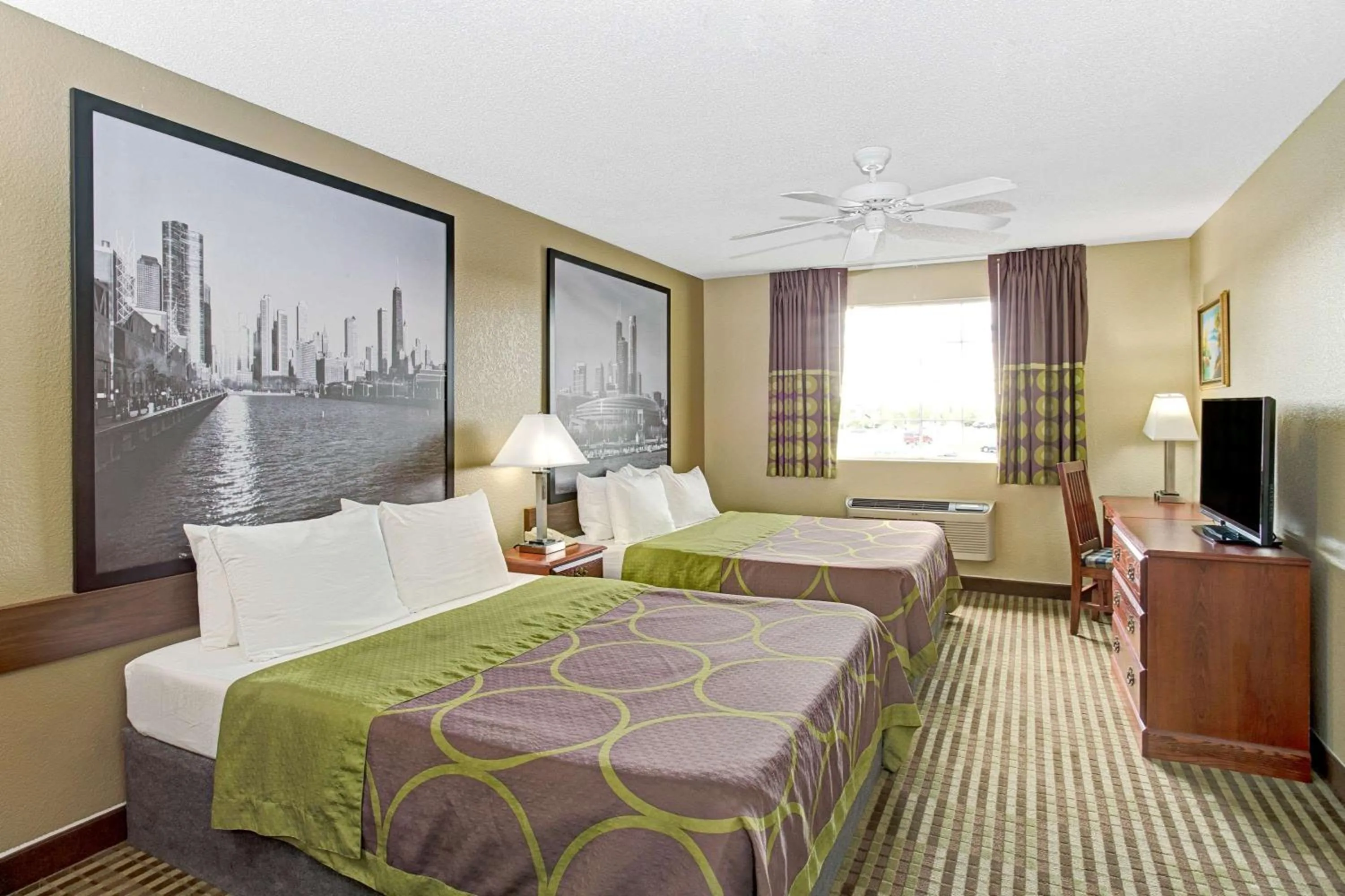 Photo of the whole room, Bed in Super 8 by Wyndham Gurnee