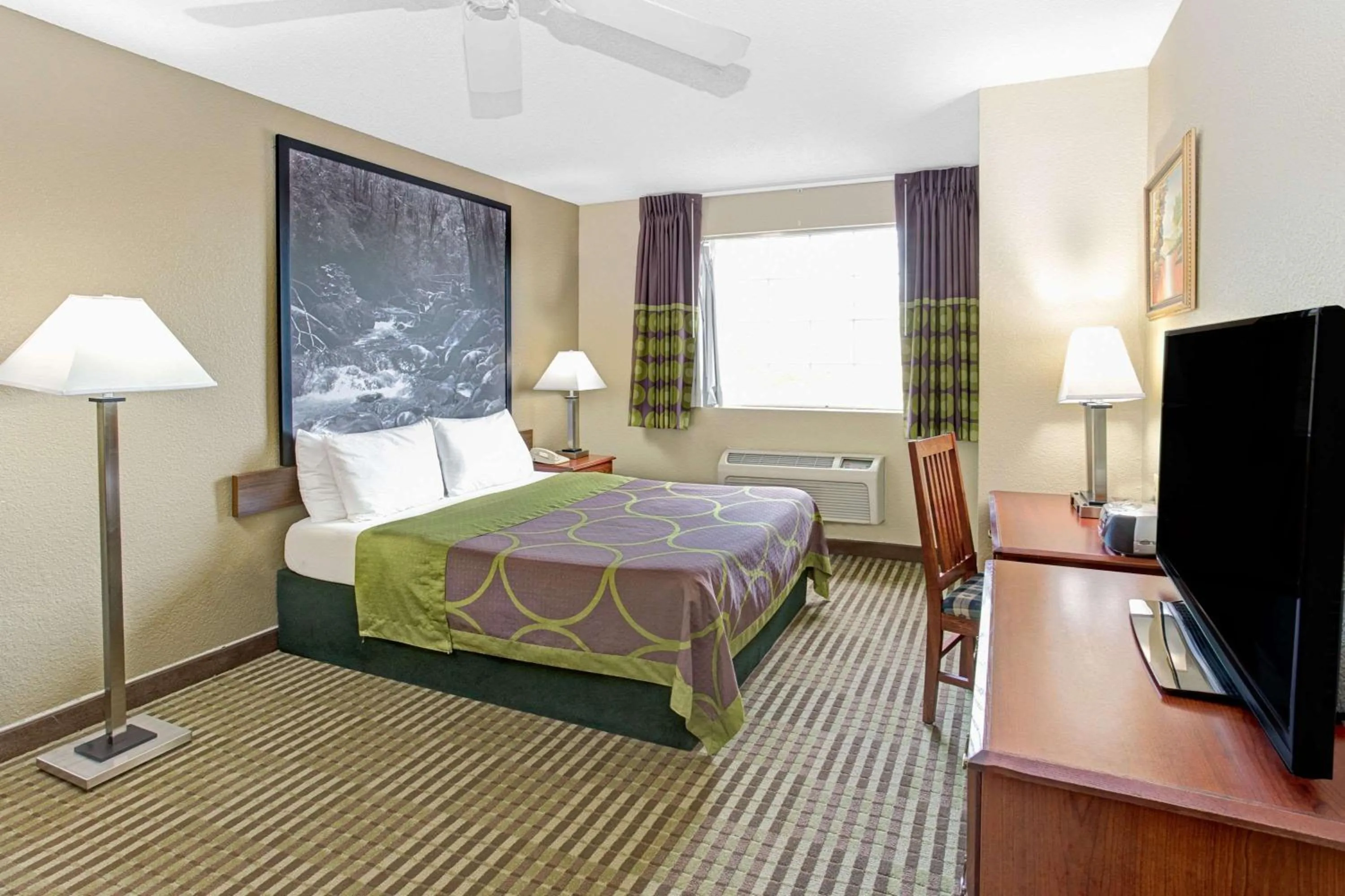 Photo of the whole room, Bed in Super 8 by Wyndham Gurnee
