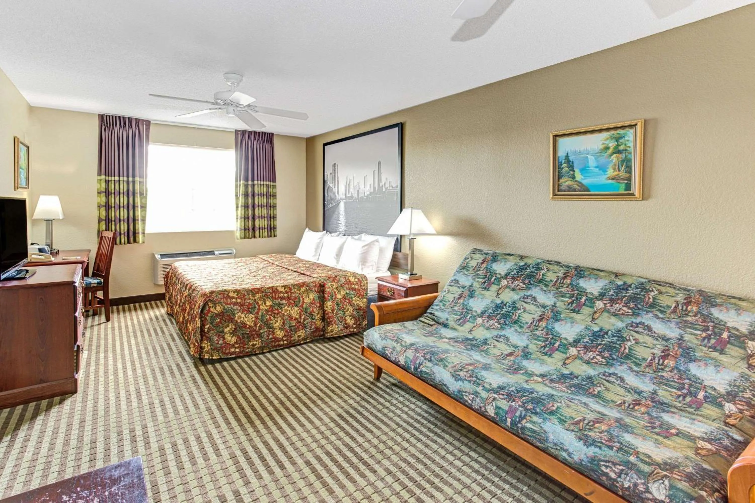 Photo of the whole room, Bed in Super 8 by Wyndham Gurnee