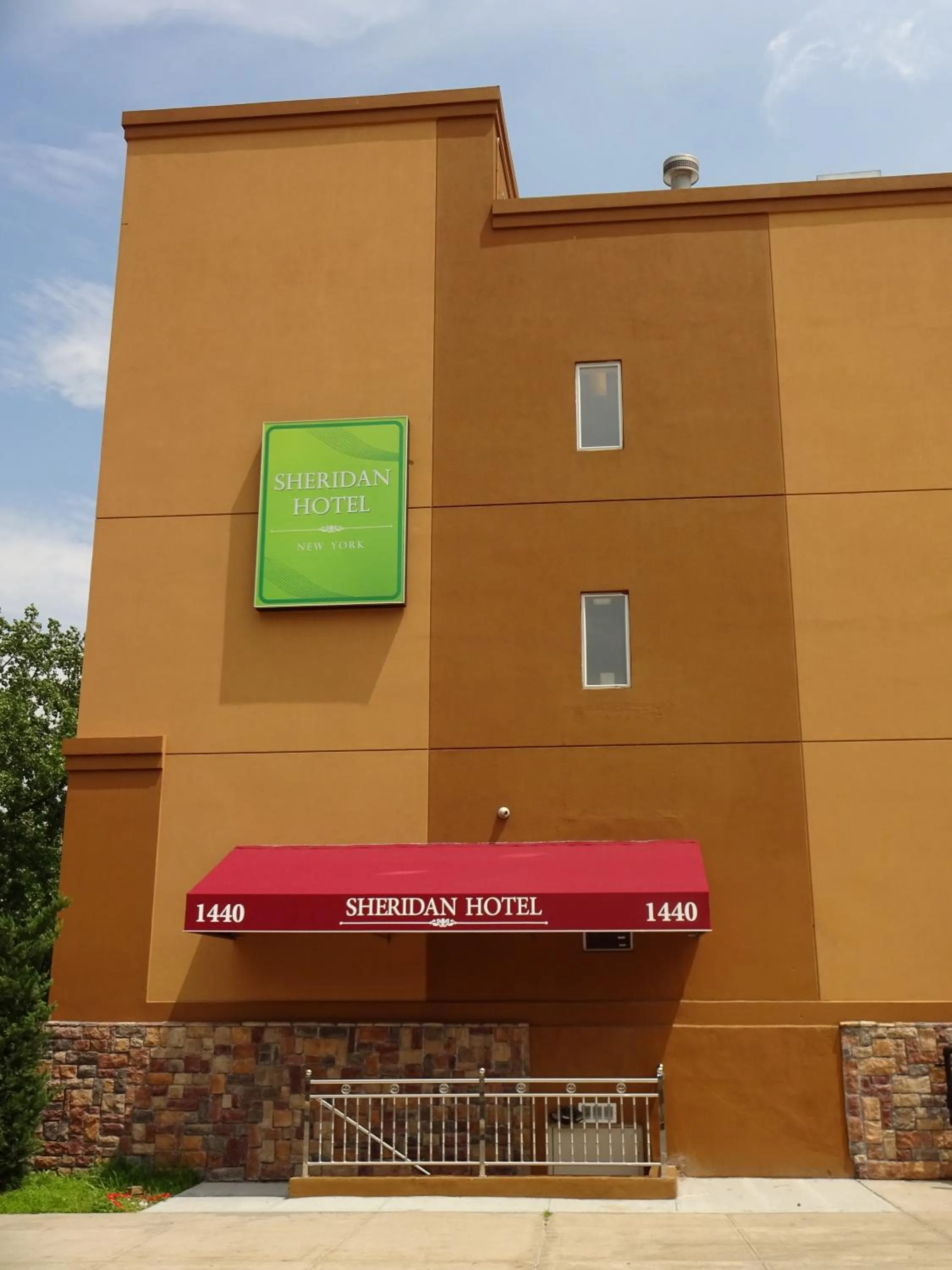 Facade/entrance in Sheridan Hotel