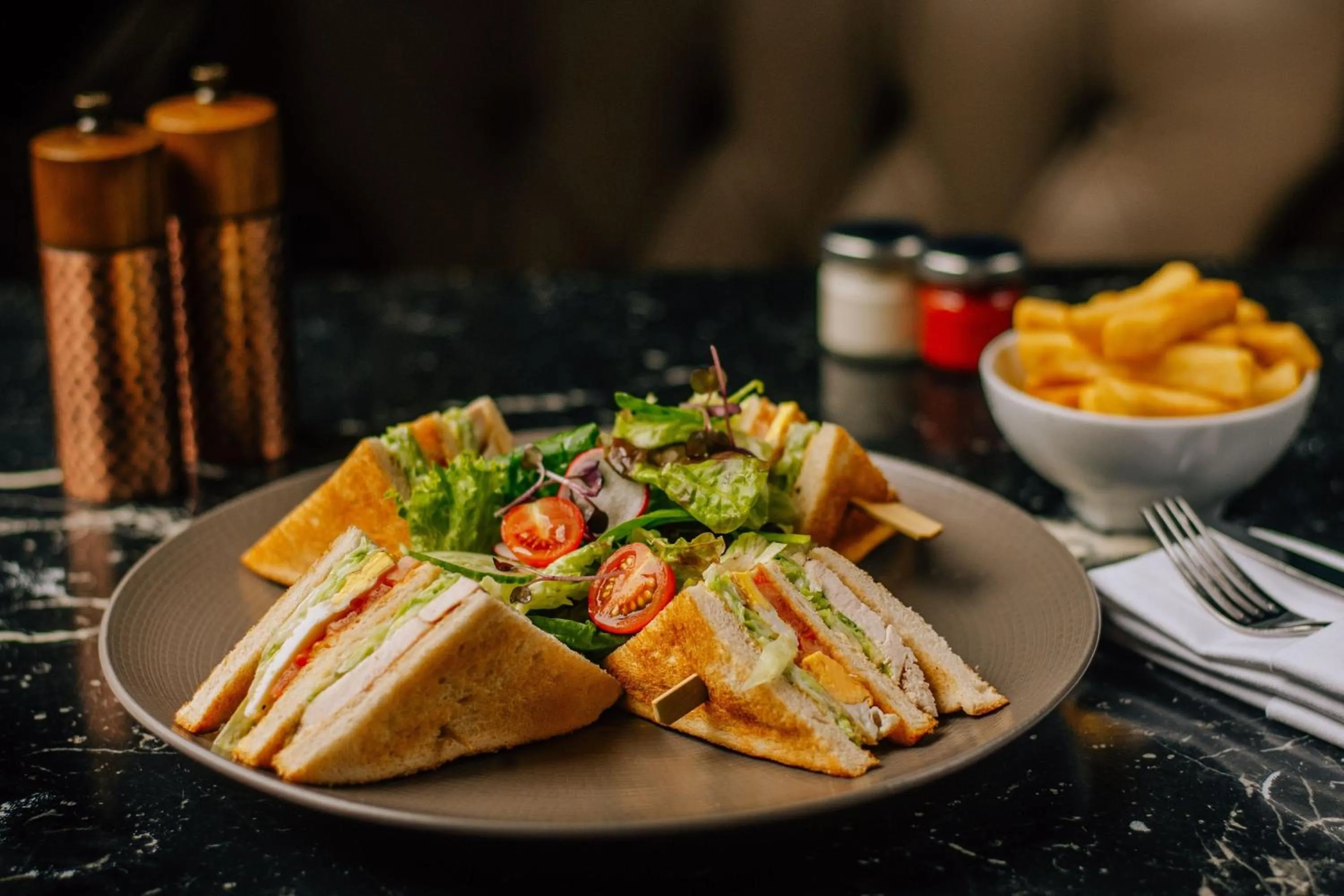 Lounge or bar in The Park Tower Knightsbridge, a Luxury Collection Hotel, London