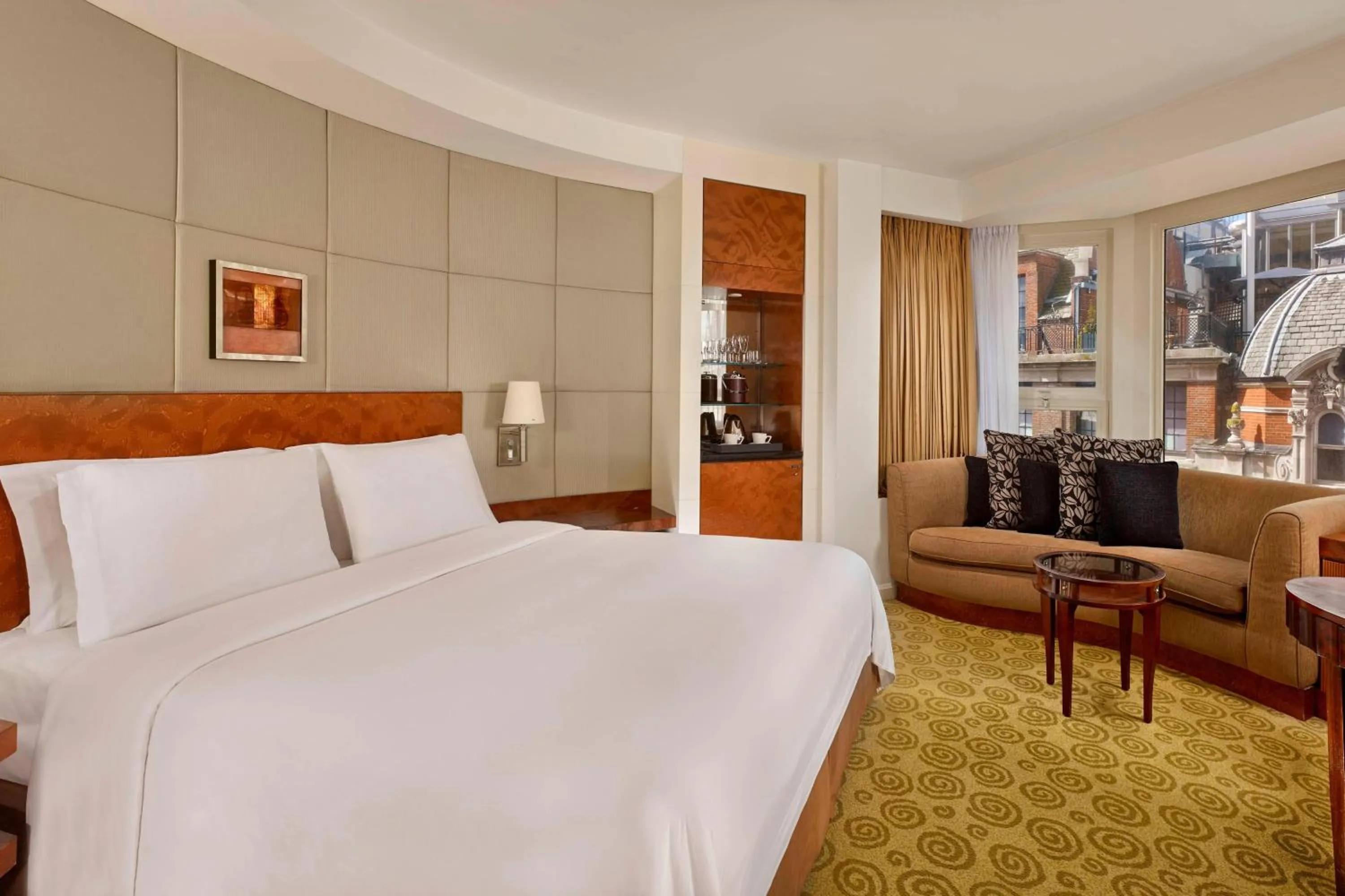 Photo of the whole room, Bed in The Park Tower Knightsbridge, a Luxury Collection Hotel, London