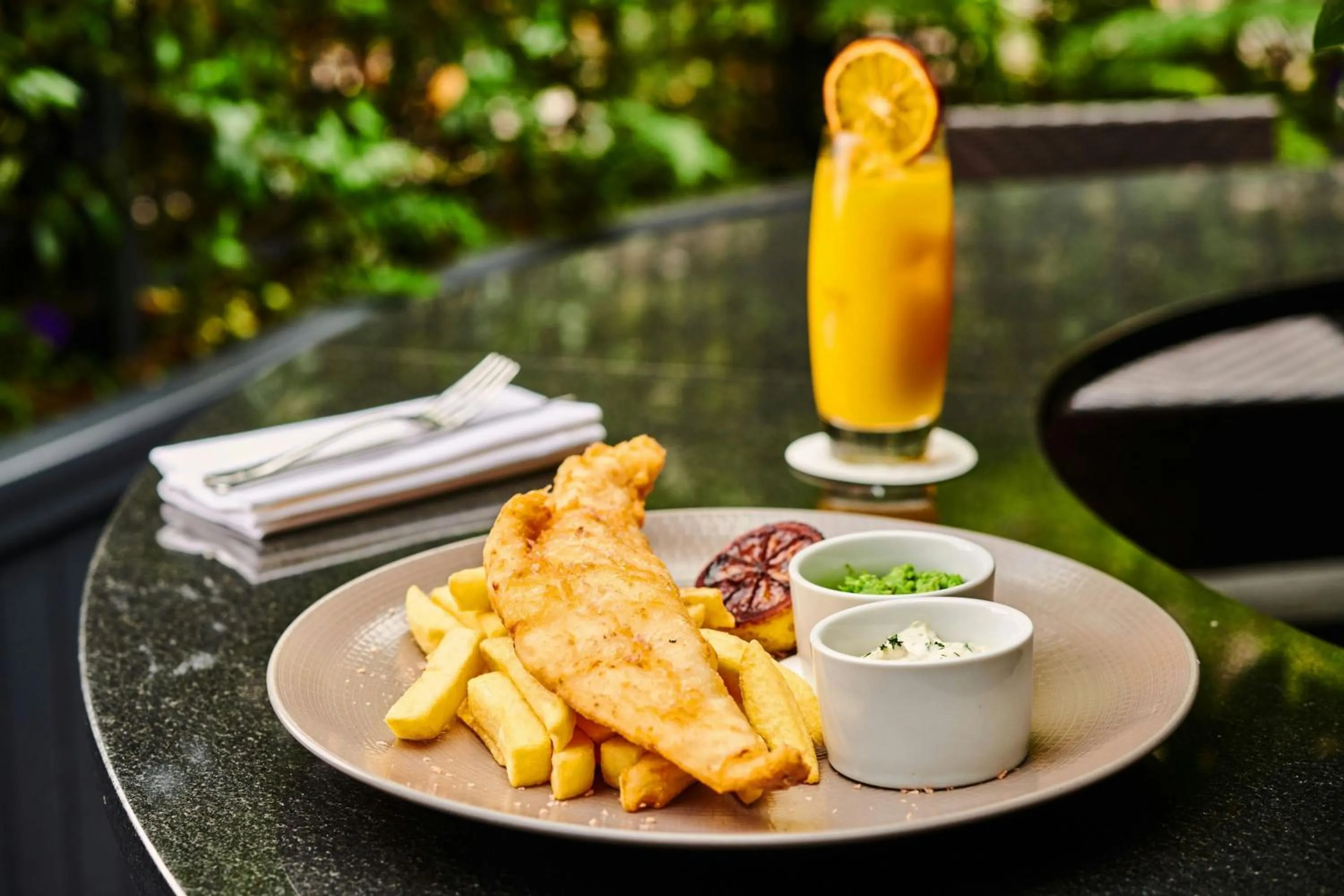 Lounge or bar in The Park Tower Knightsbridge, a Luxury Collection Hotel, London