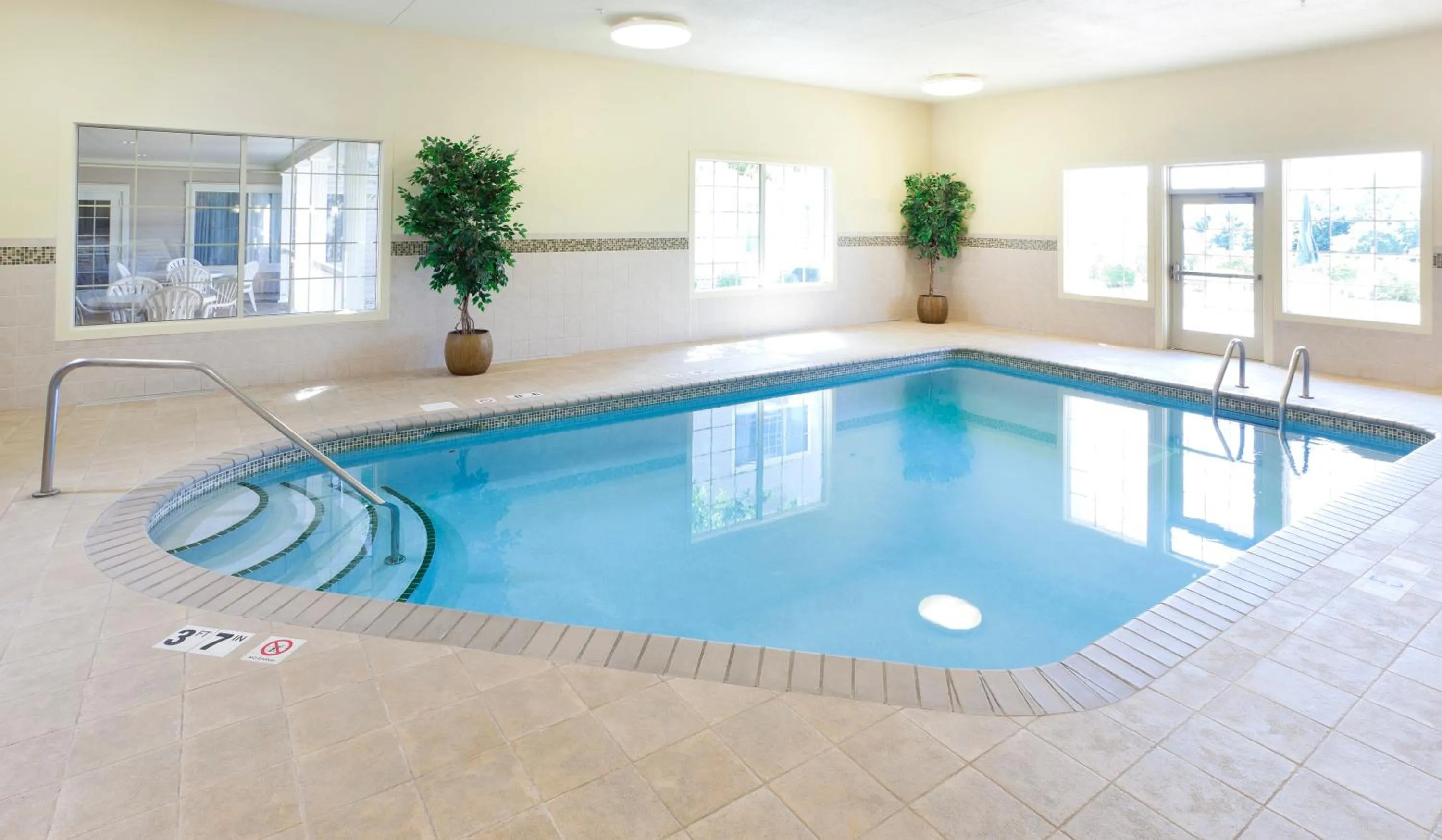 Swimming pool in Country Inn & Suites by Radisson, Chanhassen, MN