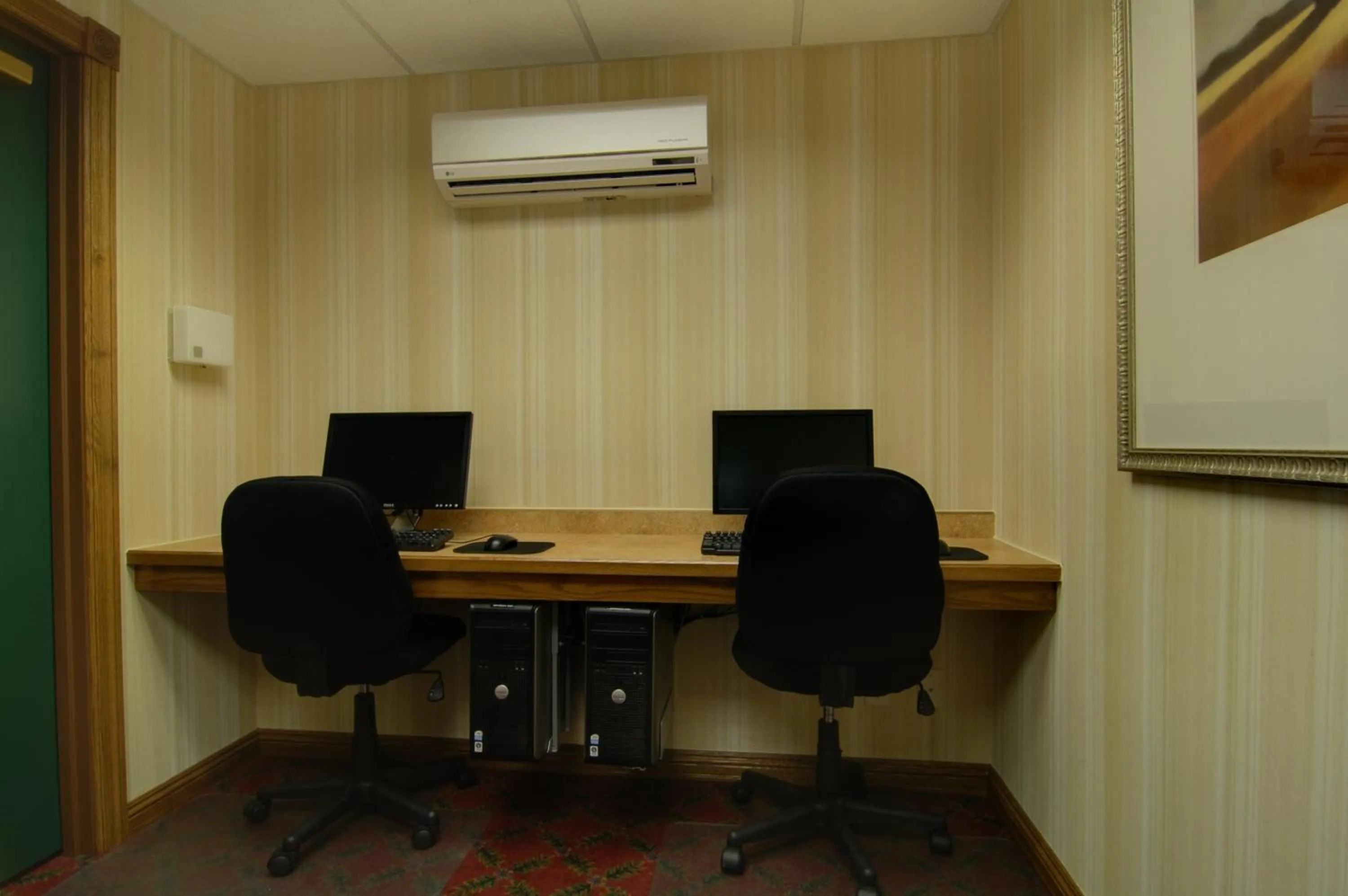 Business facilities in Country Inn & Suites by Radisson, Chanhassen, MN