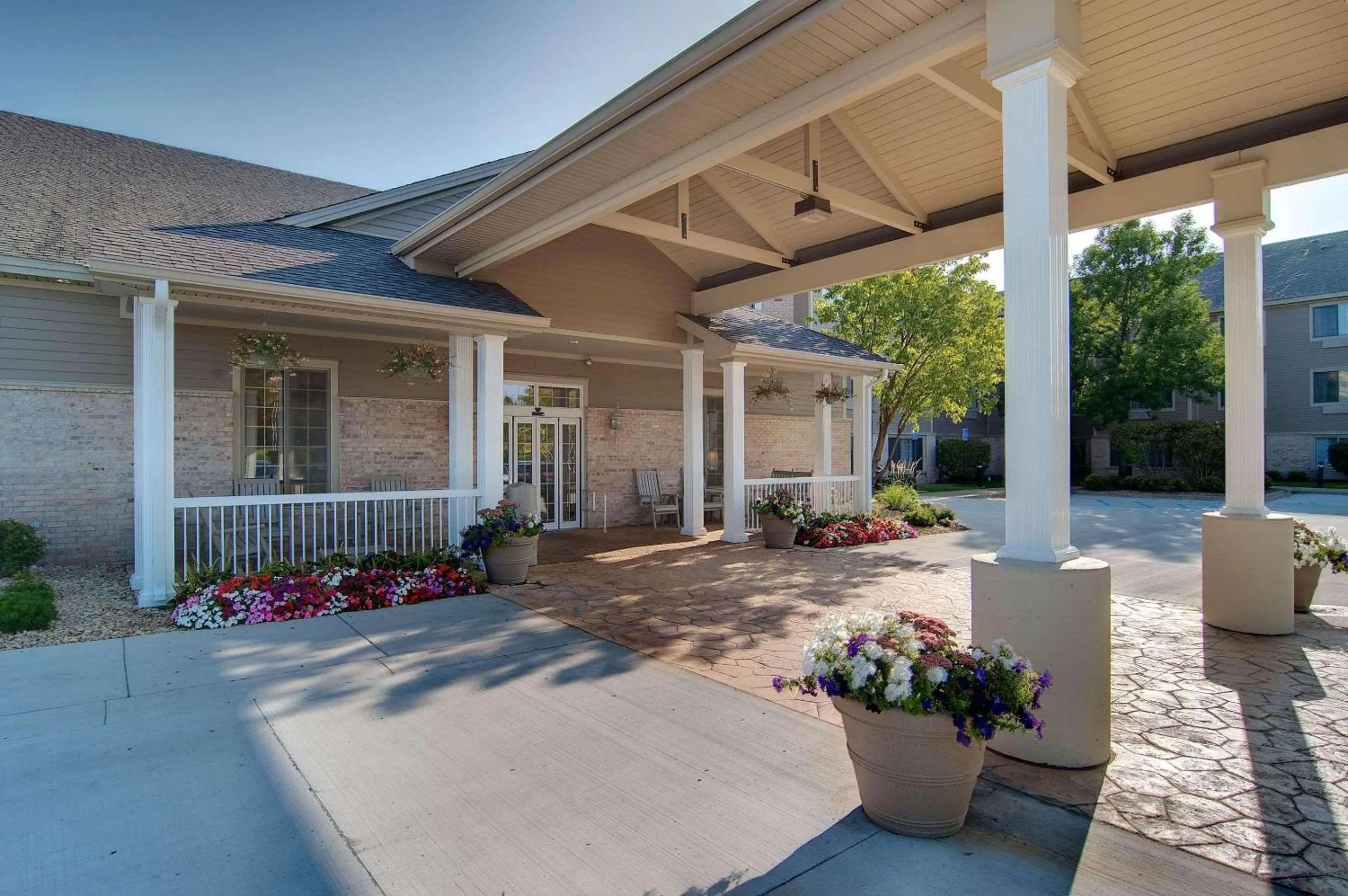 Property building in Country Inn & Suites by Radisson, Chanhassen, MN