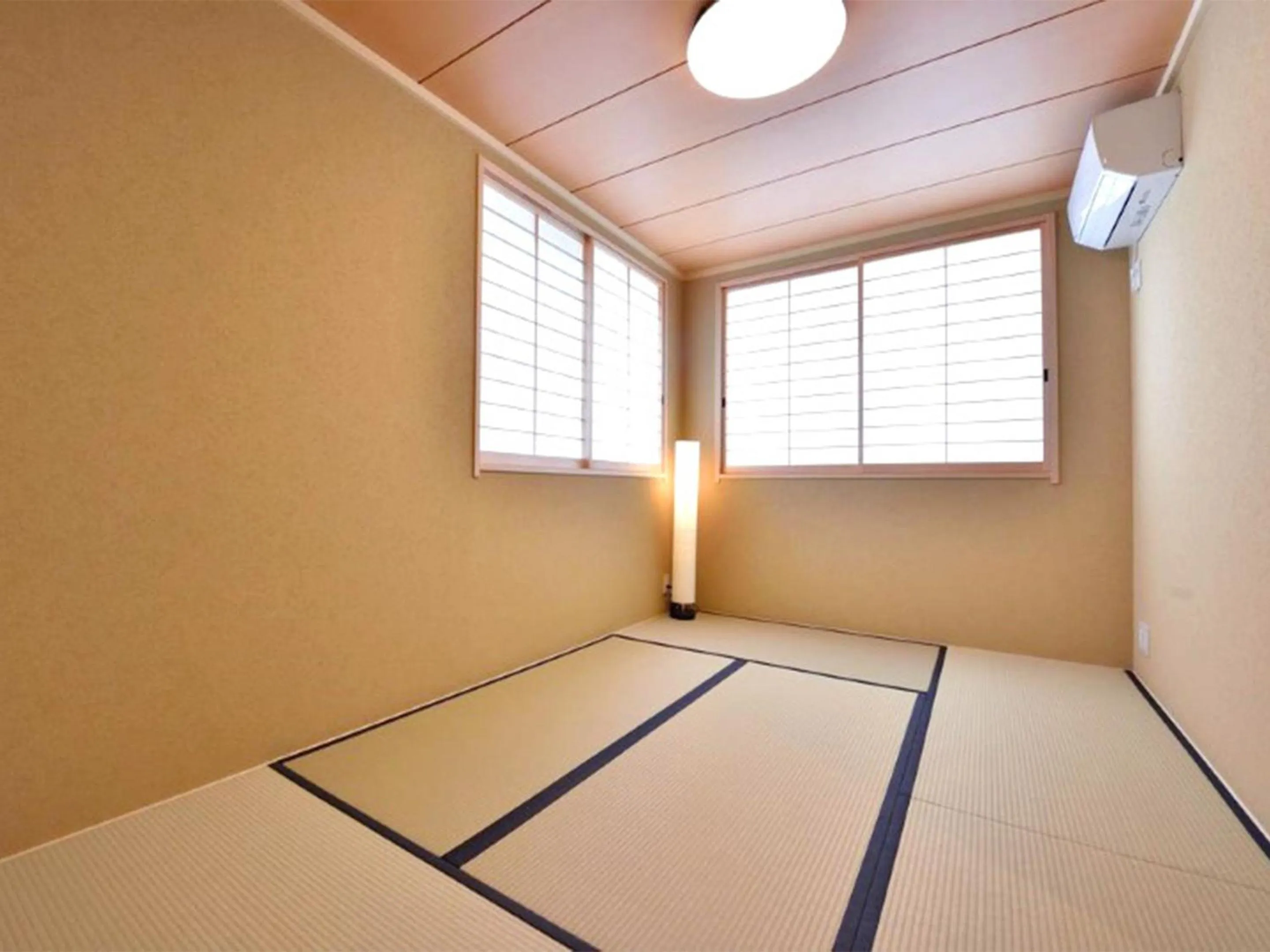 Photo of the whole room, Bed in ShukuShuku