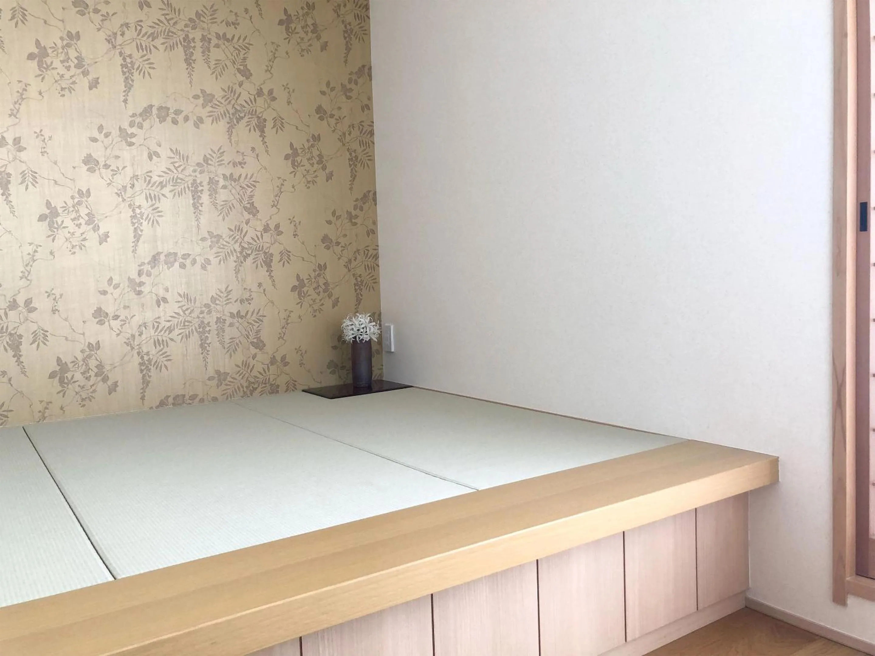 Photo of the whole room, Bed in ShukuShuku