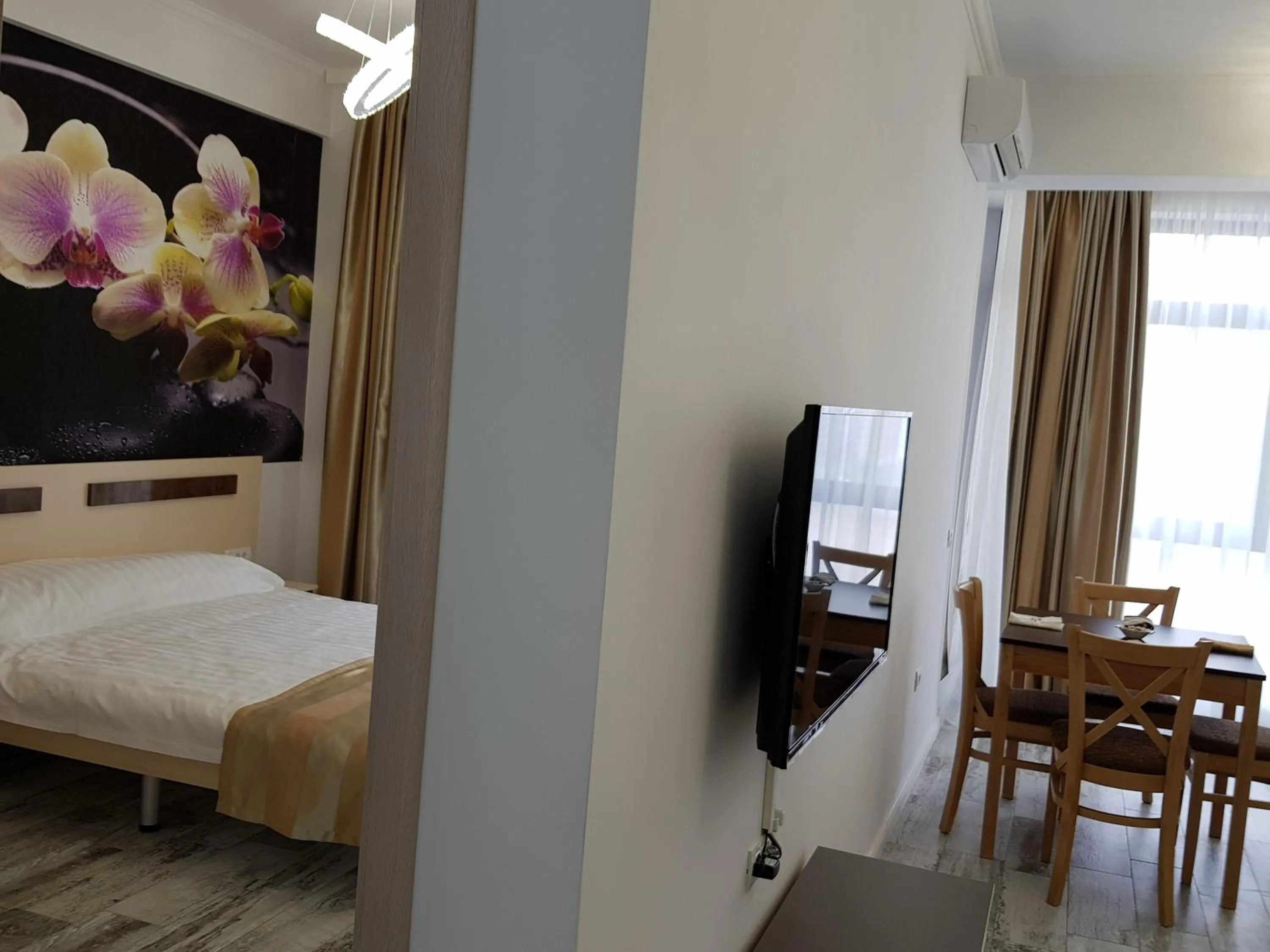 Decorative detail, Bed in Lotus 7 Silver