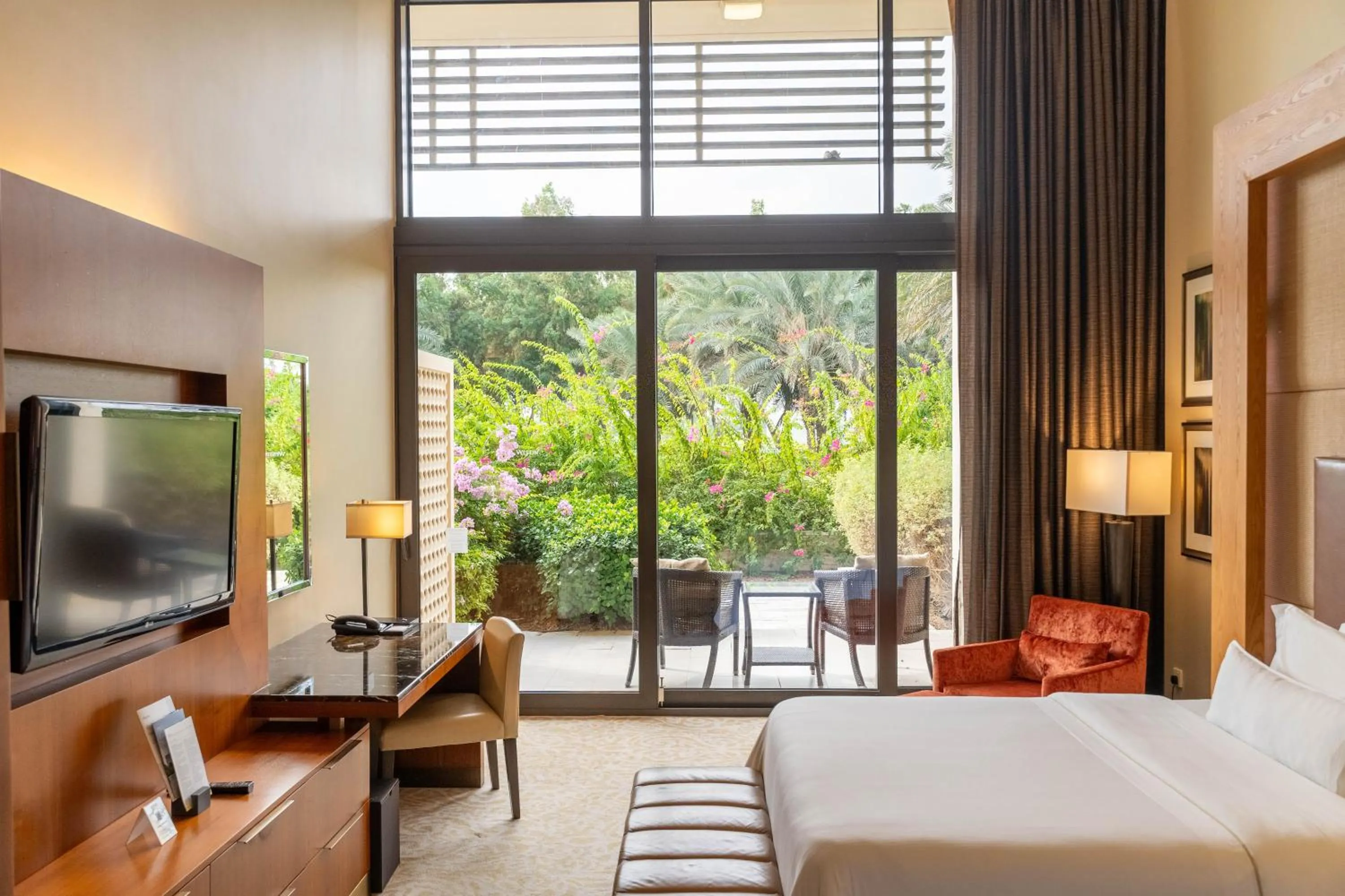 Seating area, Bed in VOGO Abu Dhabi Golf Resort & Spa Formerly The Westin Abu Dhabi Golf Resort & Spa