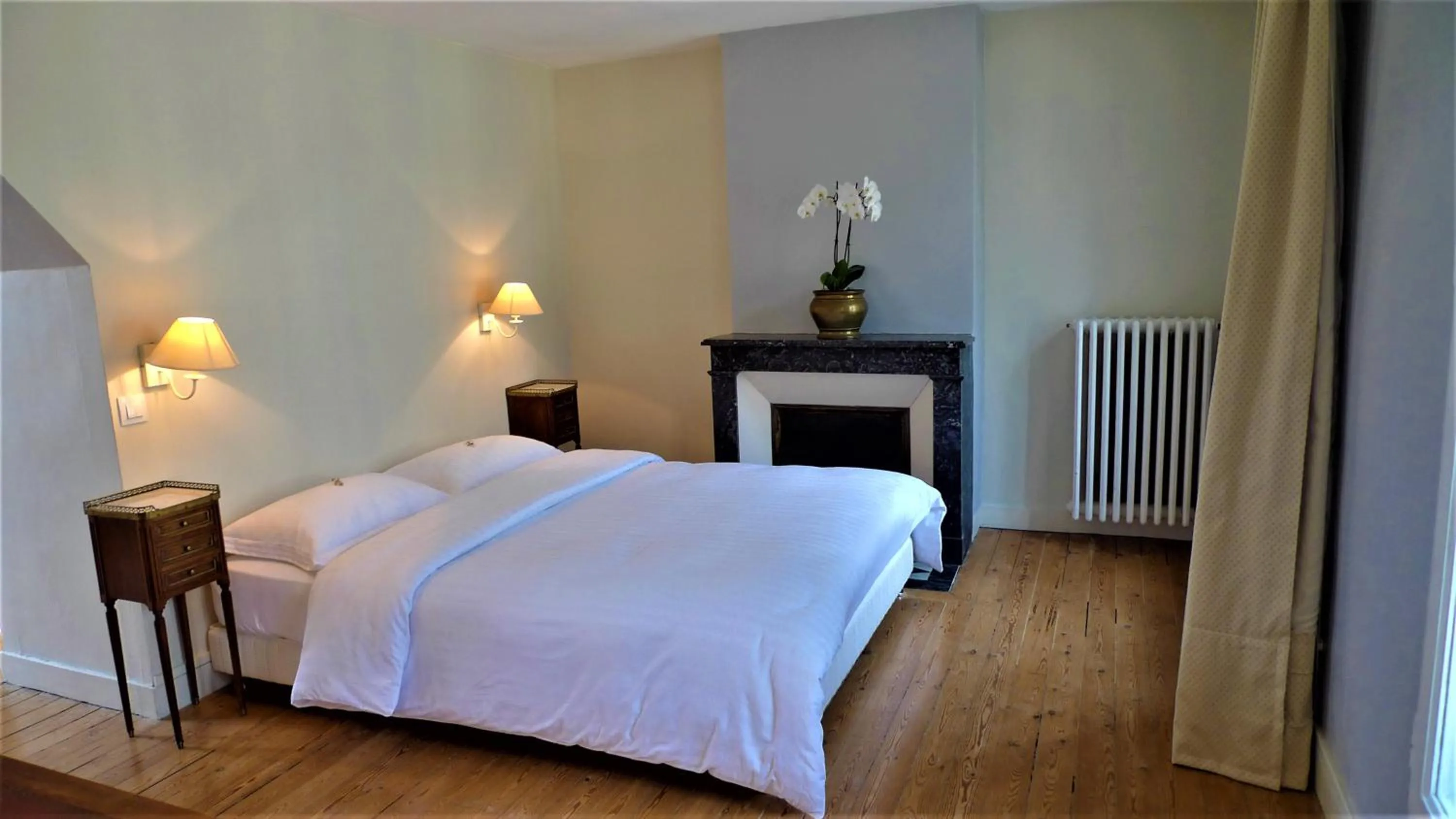 Bed in Les chambres de l'Abbaye