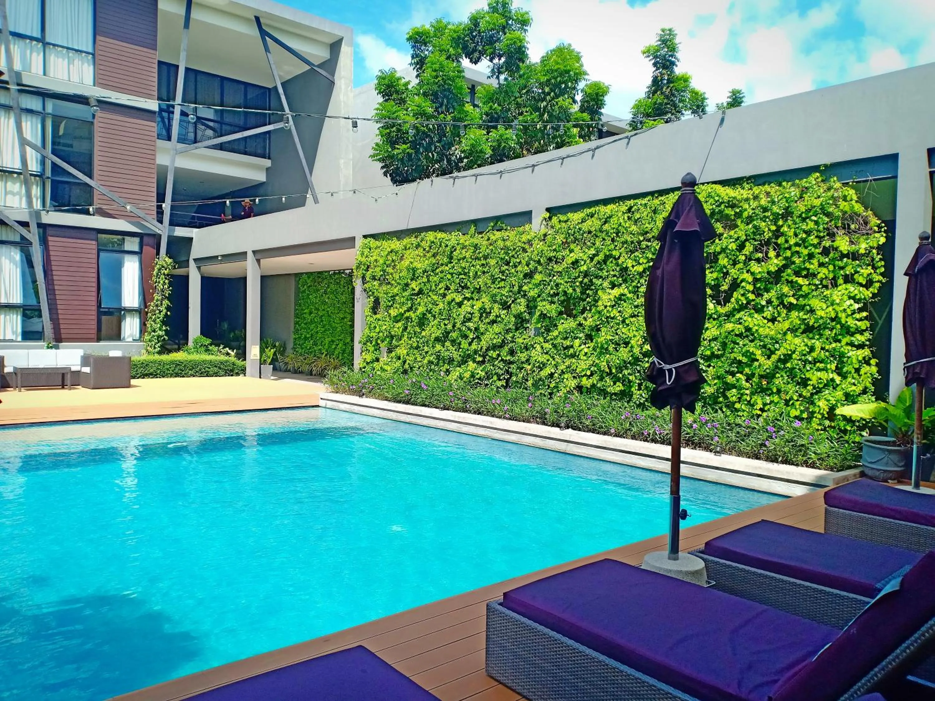 Swimming pool in Vismaya Suvarnabhumi Hotel