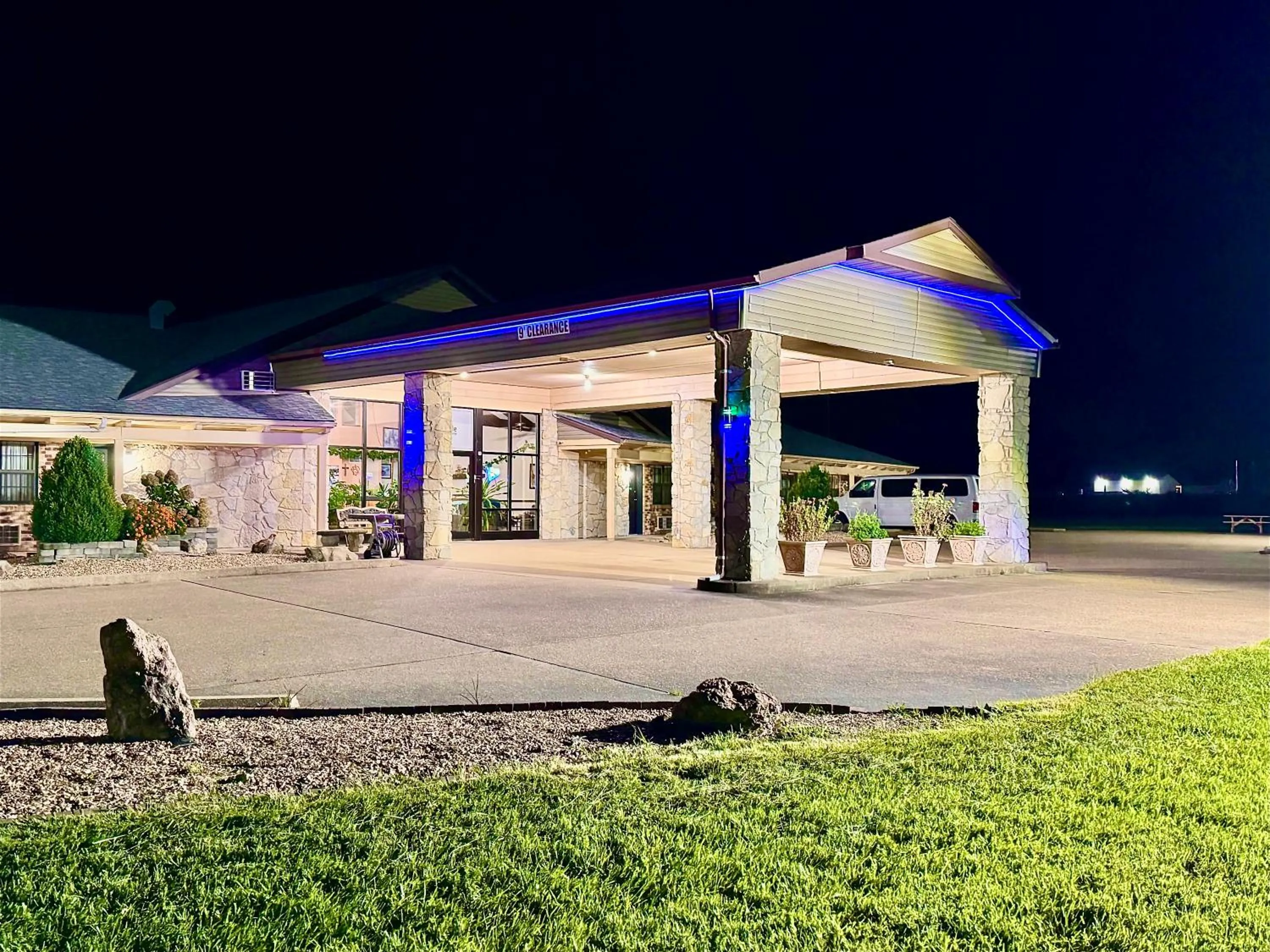 Property building in Owensville Inn