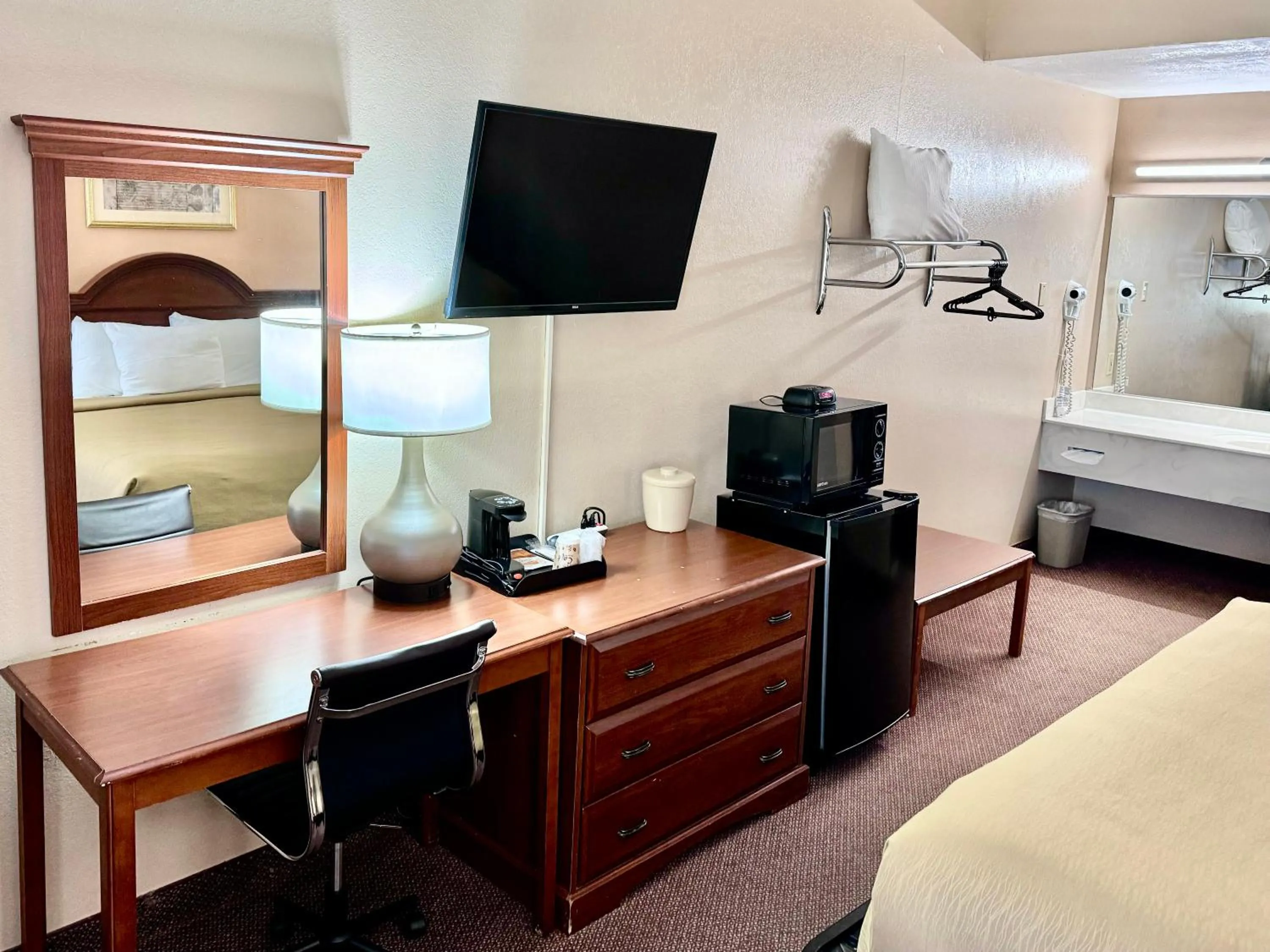 TV and multimedia, Bed in Owensville Inn