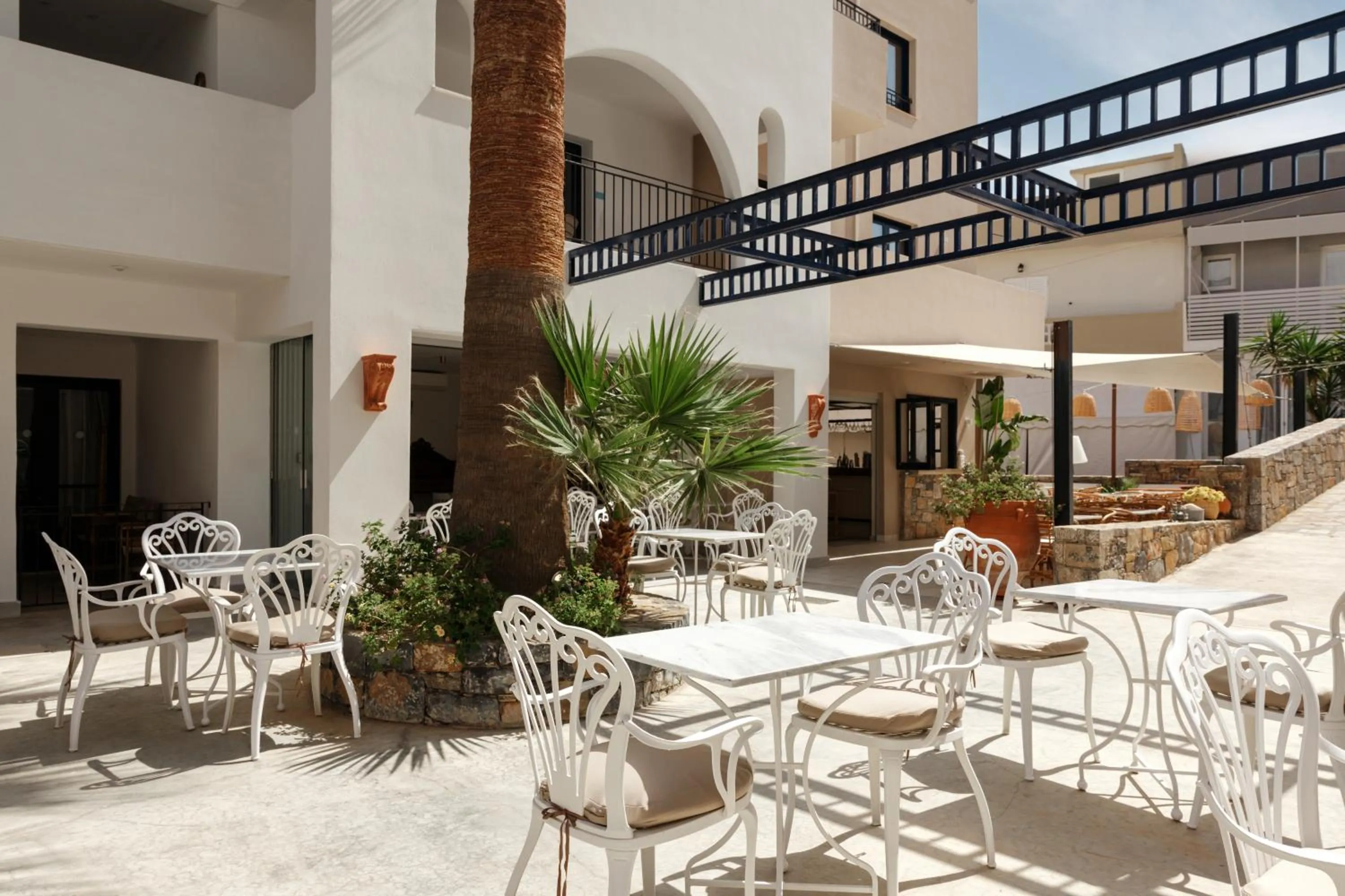 Restaurant/places to eat in Nami Hotel & Suites