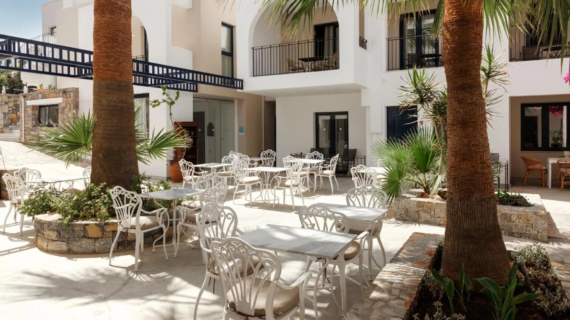 Restaurant/places to eat in Nami Hotel & Suites